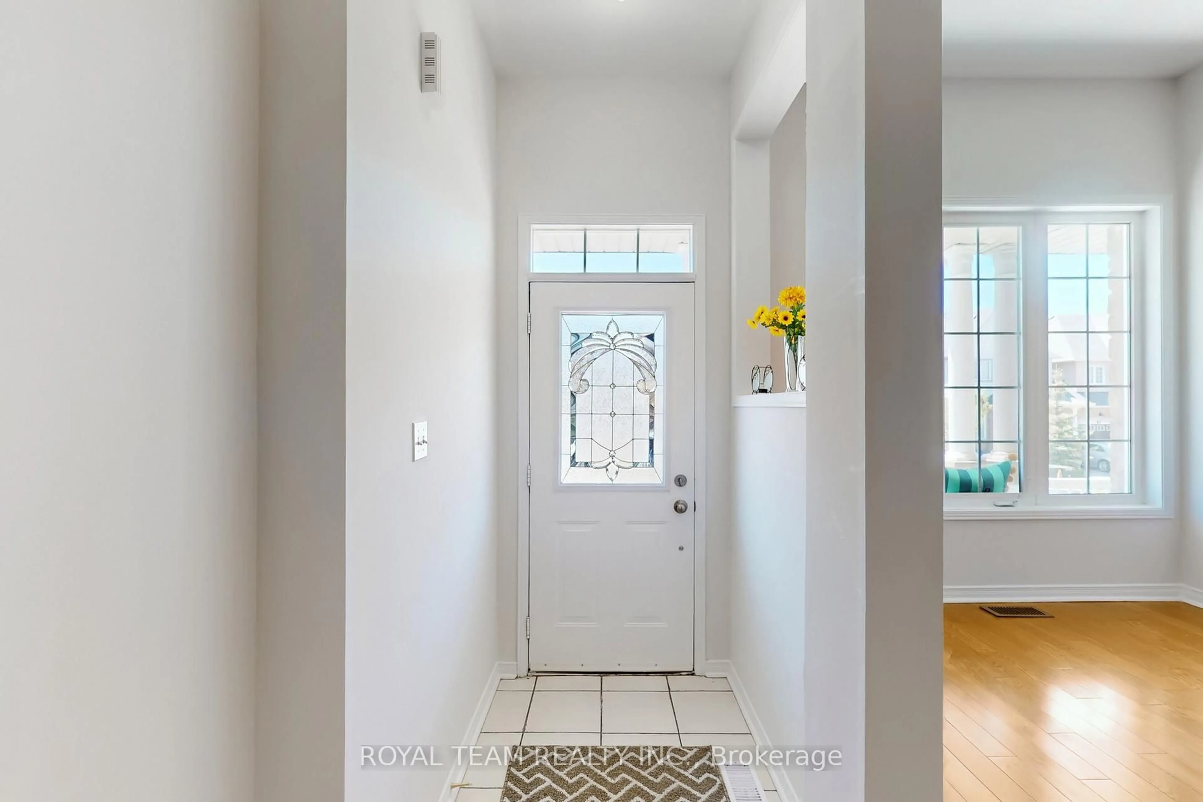 Indoor entryway for 15 Bond Lake Park St, Richmond Hill Ontario L4E 5C3