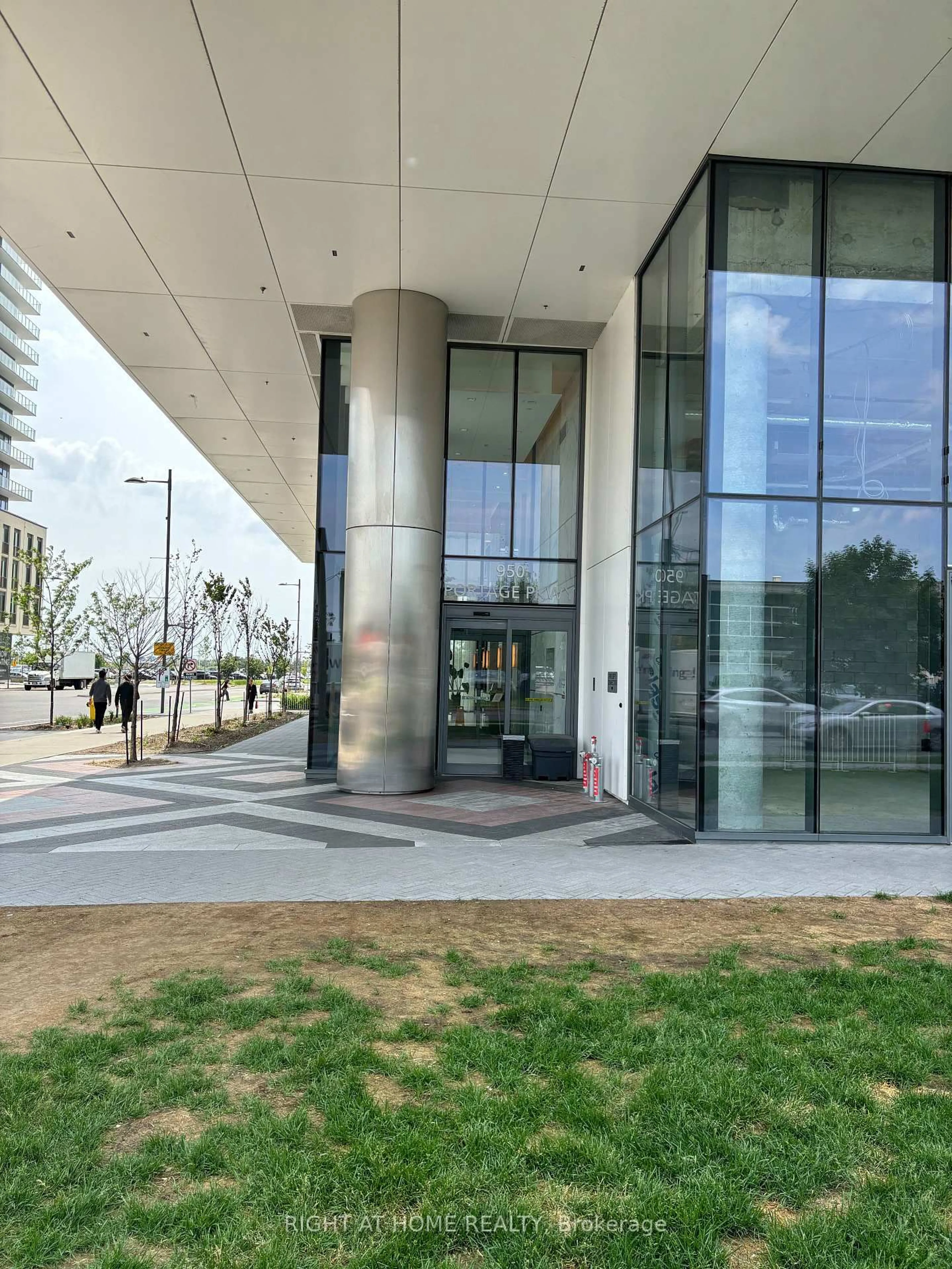 Indoor foyer for 950 PORTAGE Pkwy #PH-11, Vaughan Ontario L4K 0J7