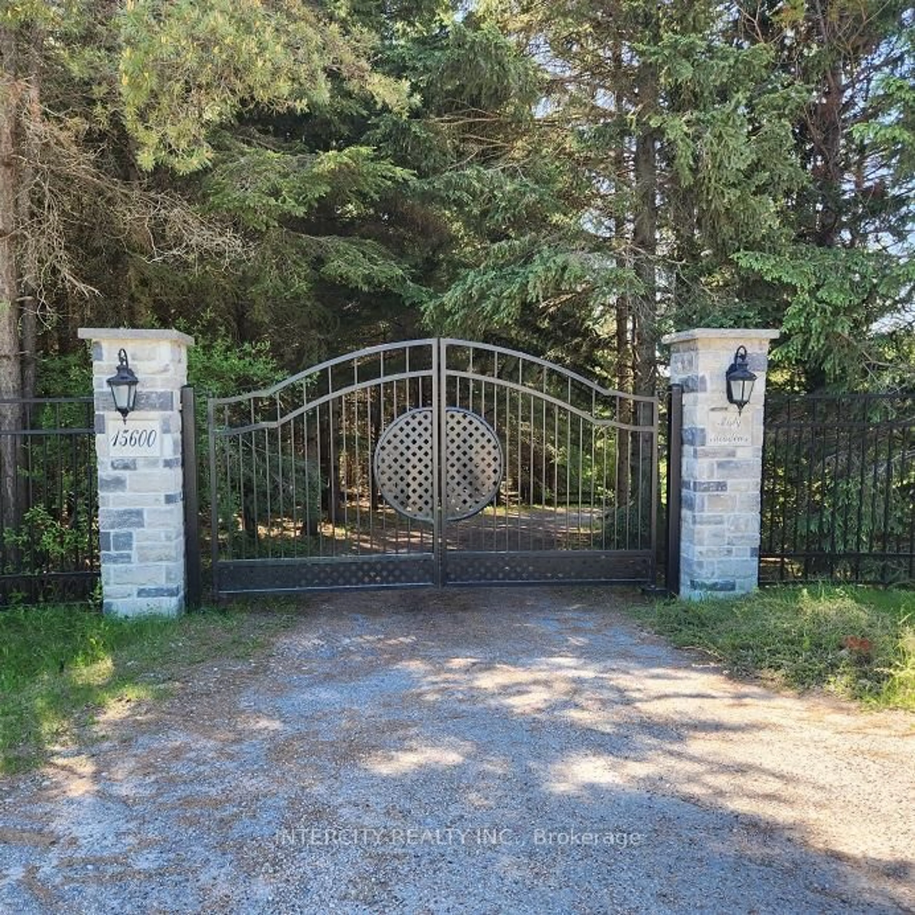 Indoor entryway for 15600 7th Concession Rd, King Ontario L7B 0G4