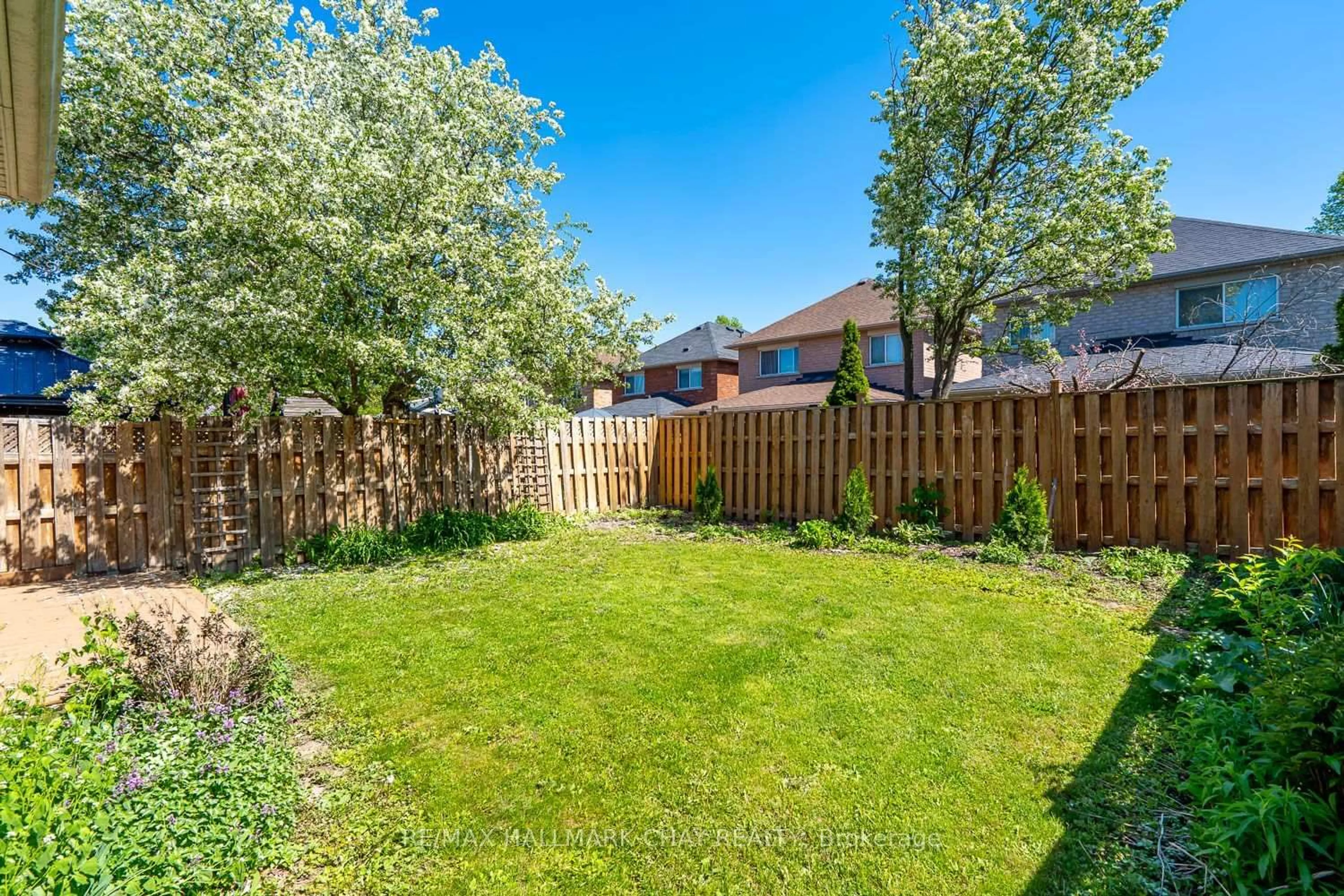 A pic from outside/outdoor area/front of a property/back of a property/a pic from drone, unknown for 17 Henderson Cres, New Tecumseth Ontario L9R 1Y3
