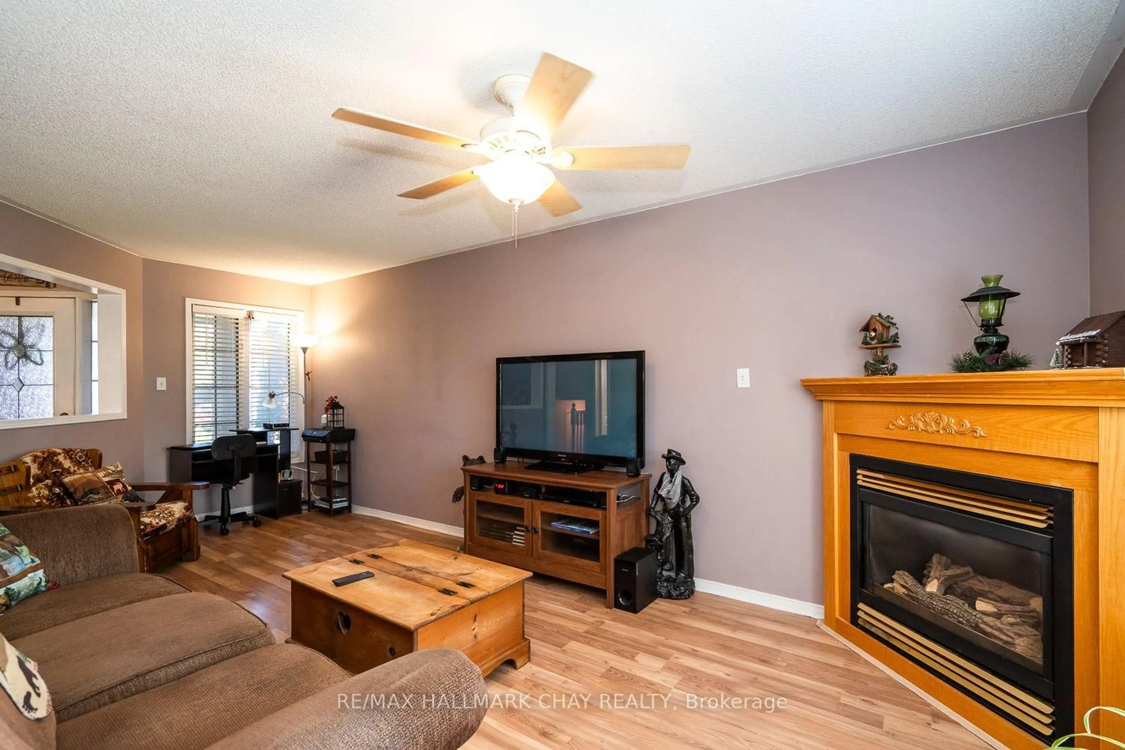 Living room with furniture, wood/laminate floor for 17 Henderson Cres, New Tecumseth Ontario L9R 1Y3