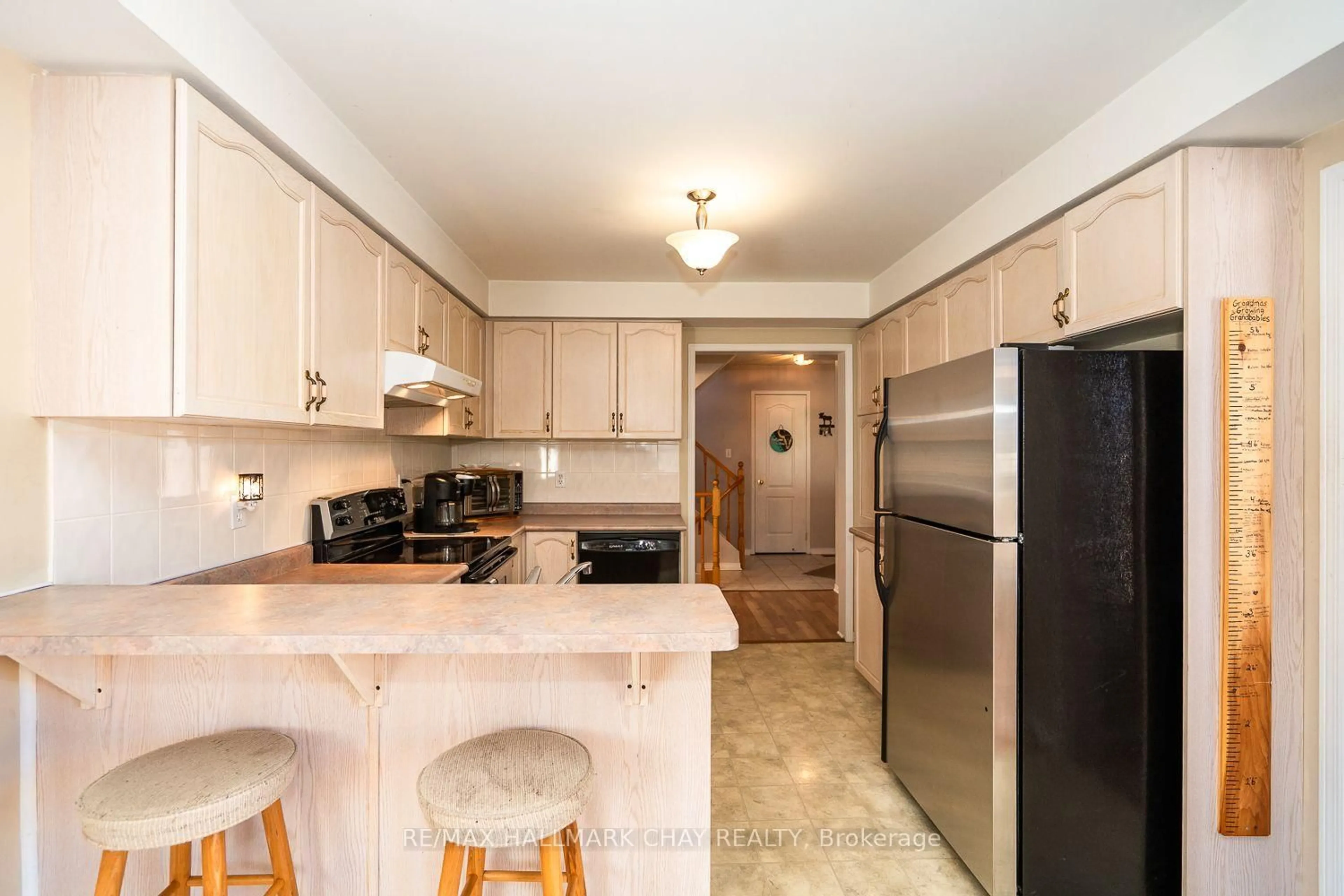 Standard kitchen, ceramic/tile floor for 17 Henderson Cres, New Tecumseth Ontario L9R 1Y3