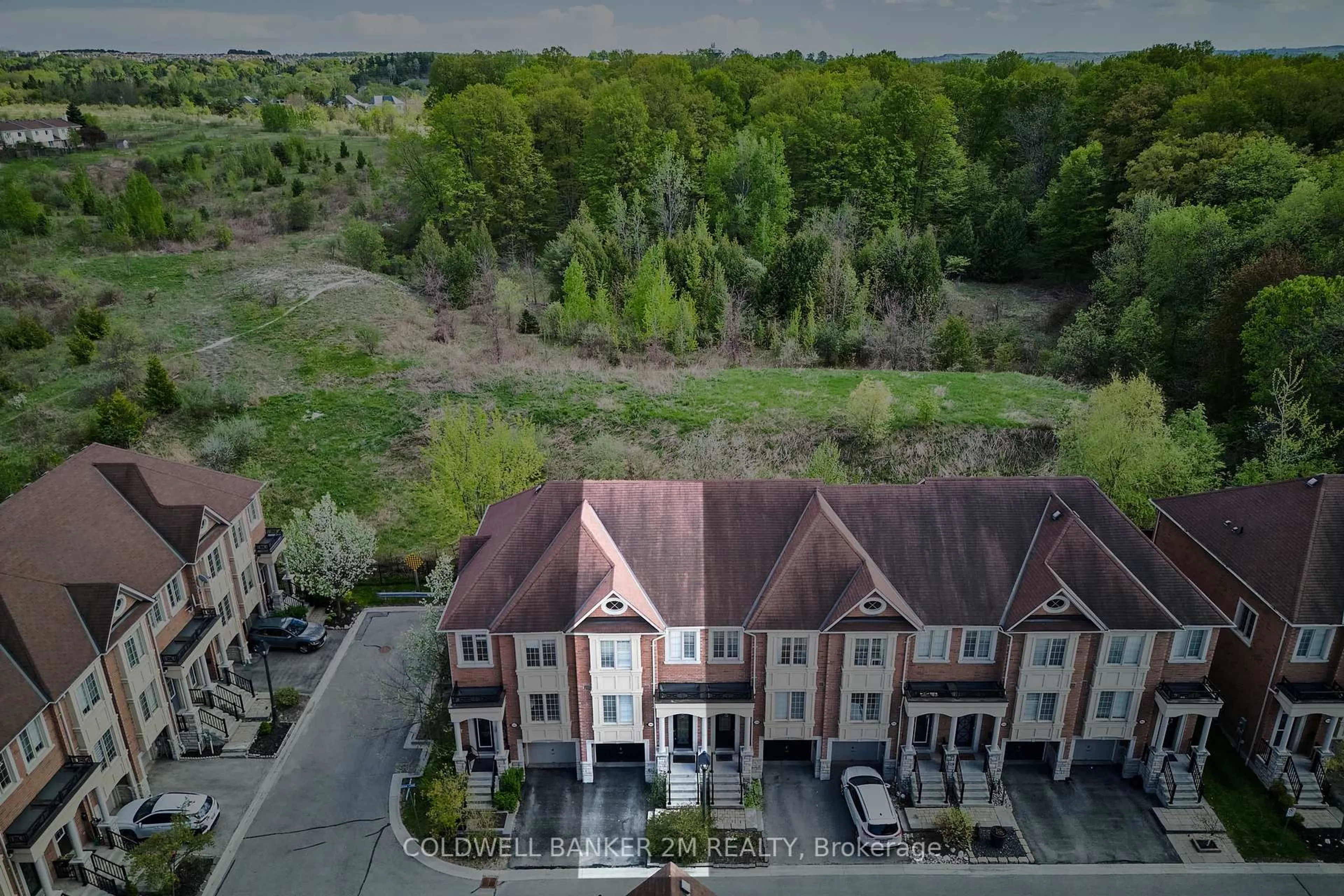 A pic from outside/outdoor area/front of a property/back of a property/a pic from drone, unknown for 360 Doak Lane, Newmarket Ontario L3Y 0A7