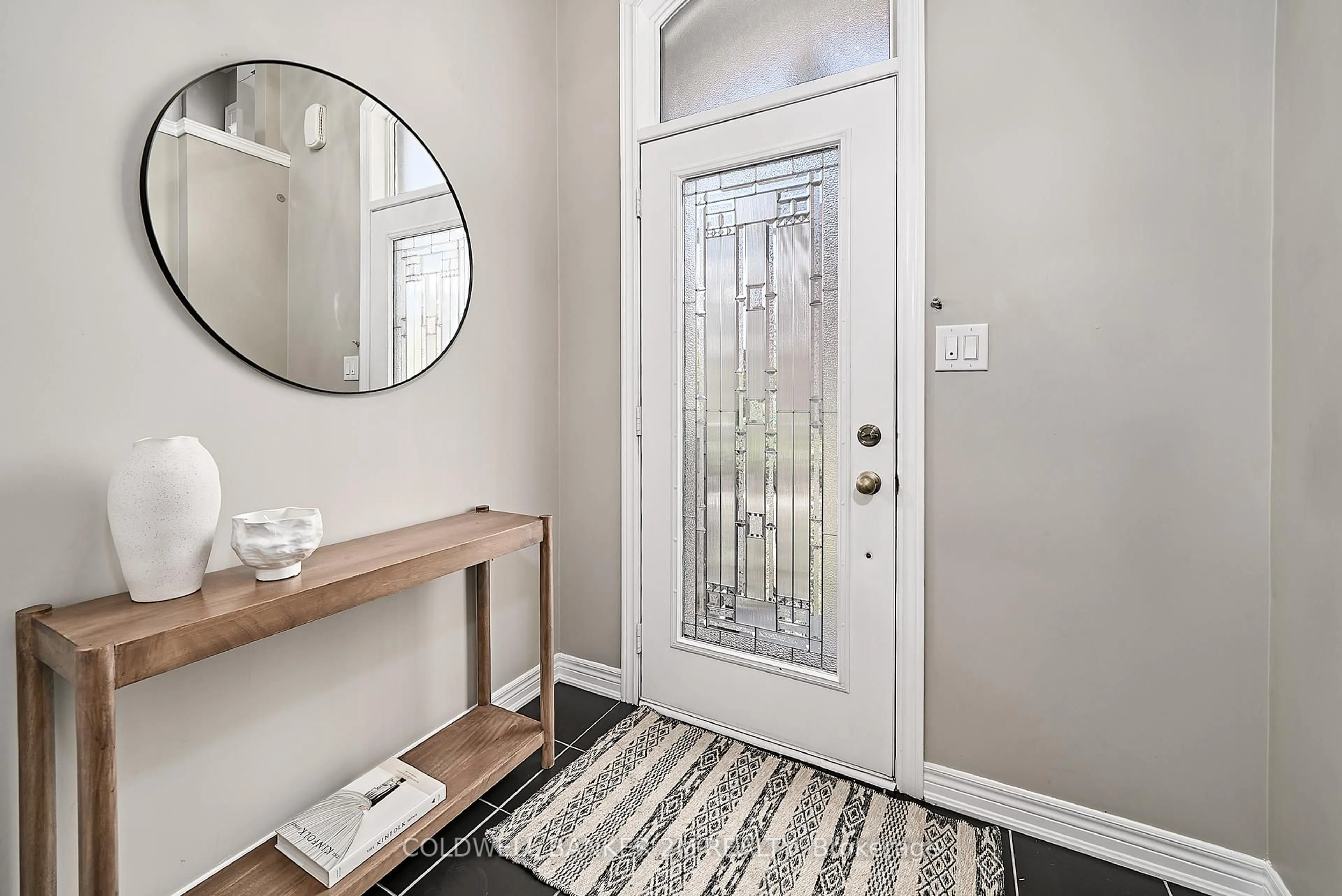 Indoor entryway for 360 Doak Lane, Newmarket Ontario L3Y 0A7