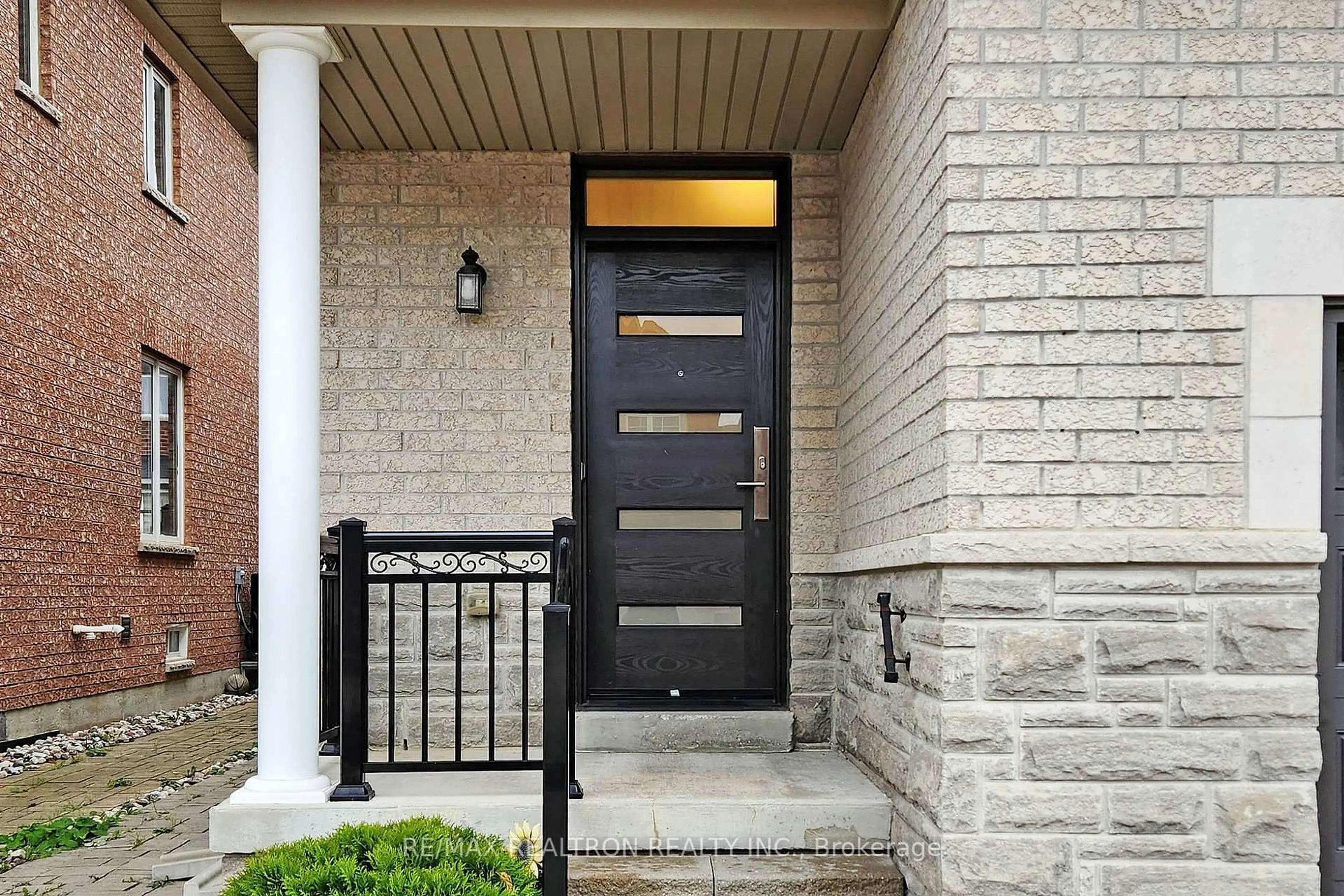 Indoor entryway for 10 Napanee St, Richmond Hill Ontario L4E 0X4
