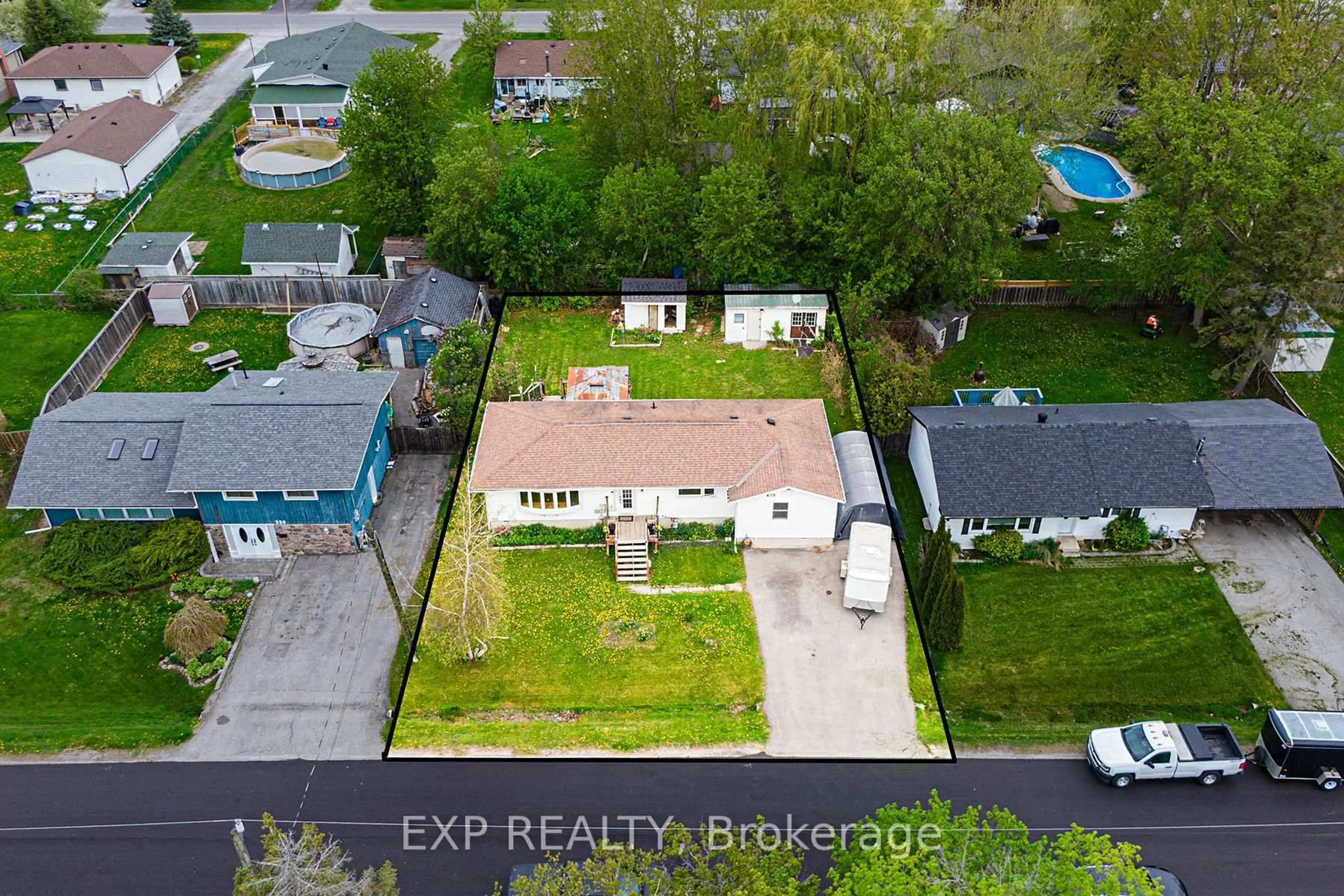 A pic from outside/outdoor area/front of a property/back of a property/a pic from drone, street for 346 Winnifred Dr, Georgina Ontario L4P 3B7