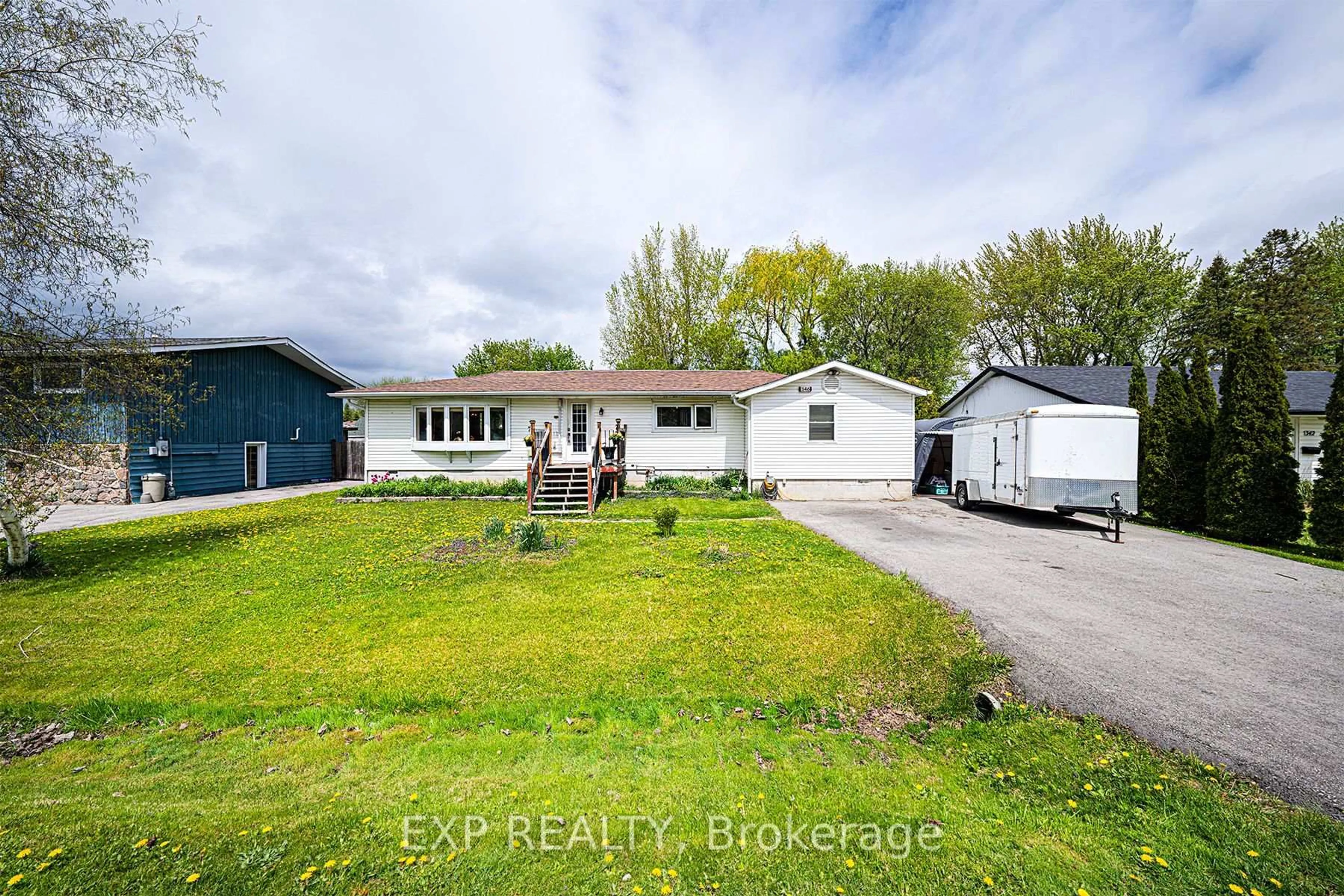 A pic from outside/outdoor area/front of a property/back of a property/a pic from drone, street for 346 Winnifred Dr, Georgina Ontario L4P 3B7