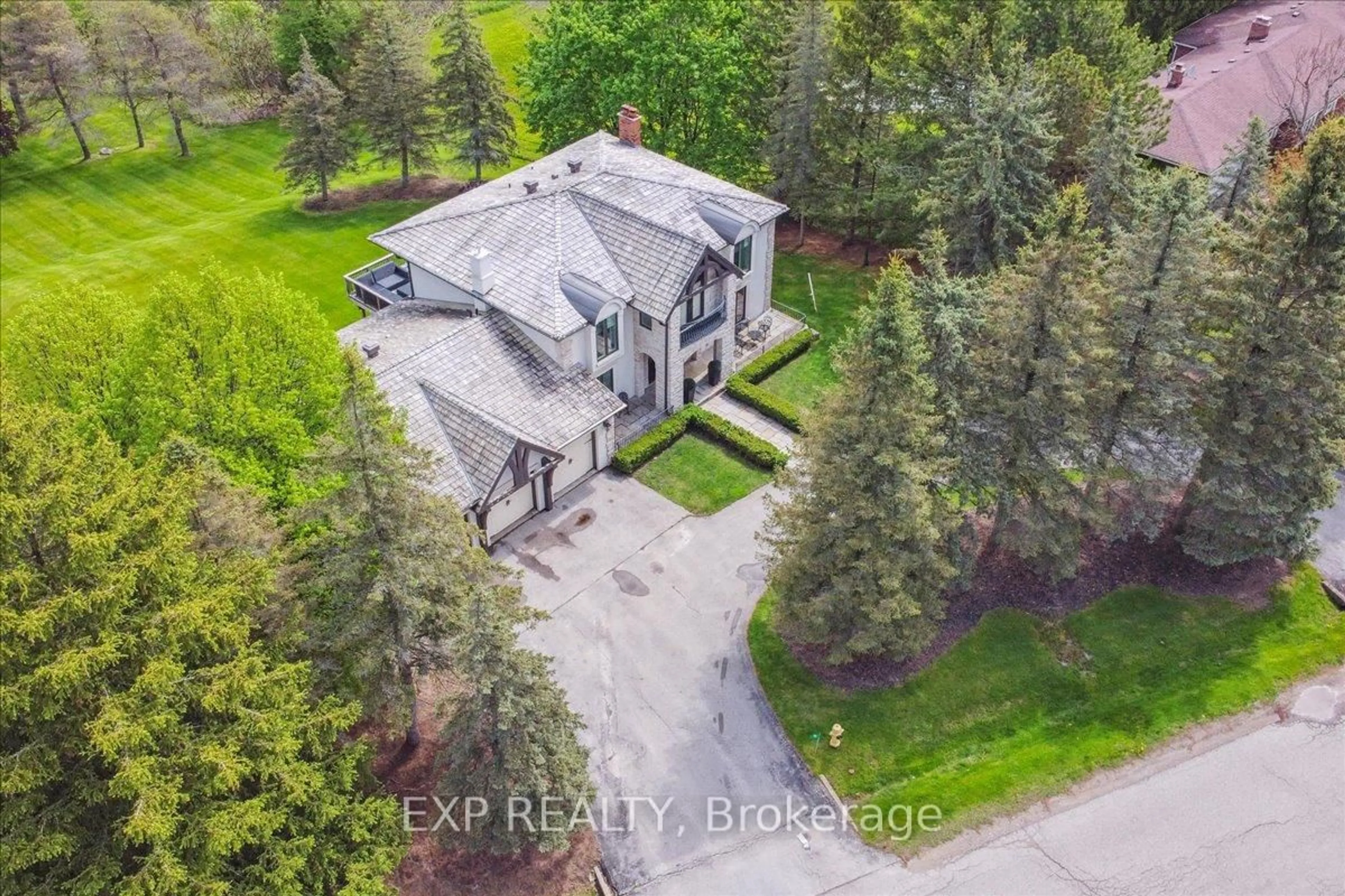 A pic from outside/outdoor area/front of a property/back of a property/a pic from drone, building for 71 Manitou Dr, King Ontario L7B 1E7
