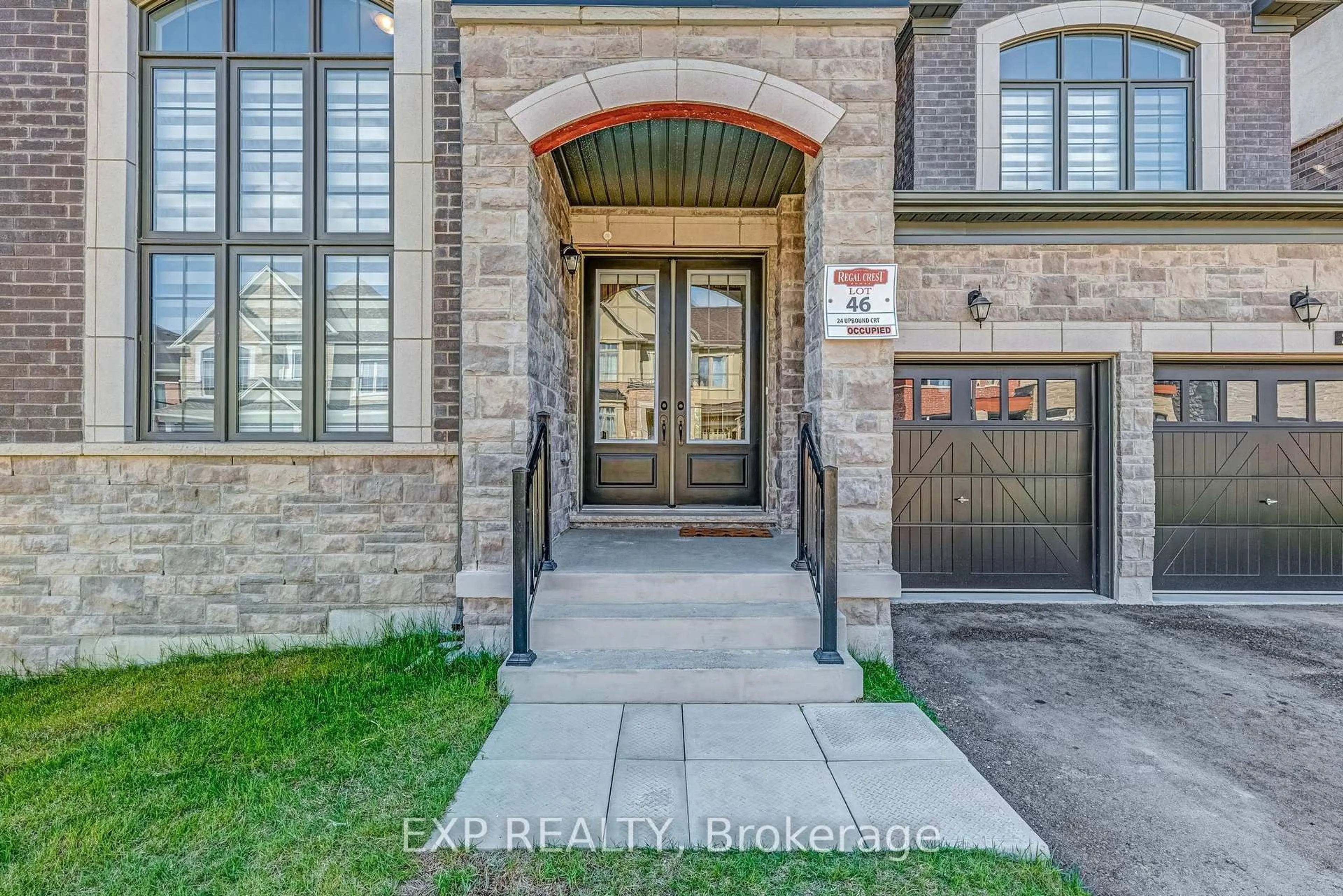 Indoor entryway for 24 Upbound Crt, East Gwillimbury Ontario L9N 0E5