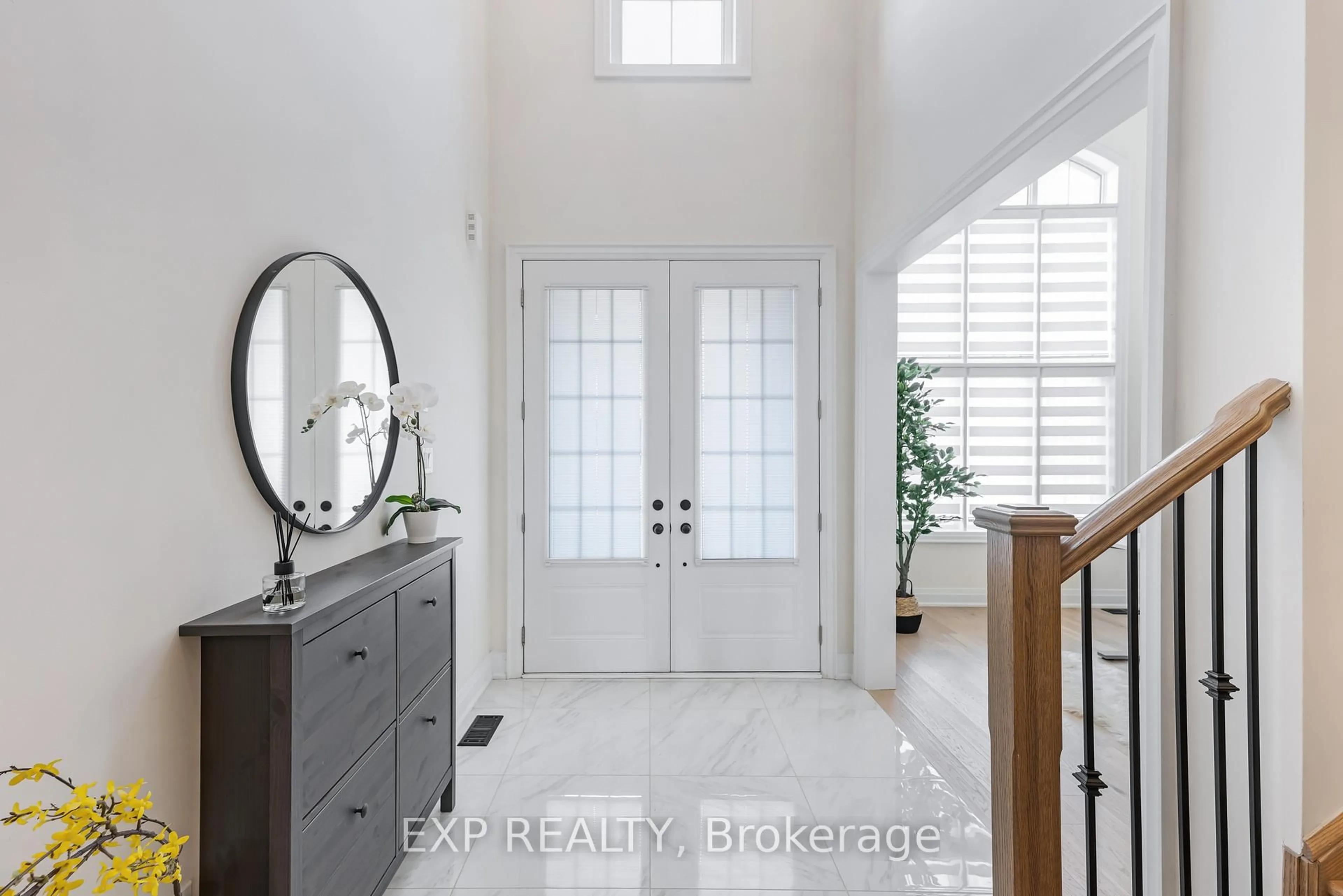 Indoor entryway for 24 Upbound Crt, East Gwillimbury Ontario L9N 0E5