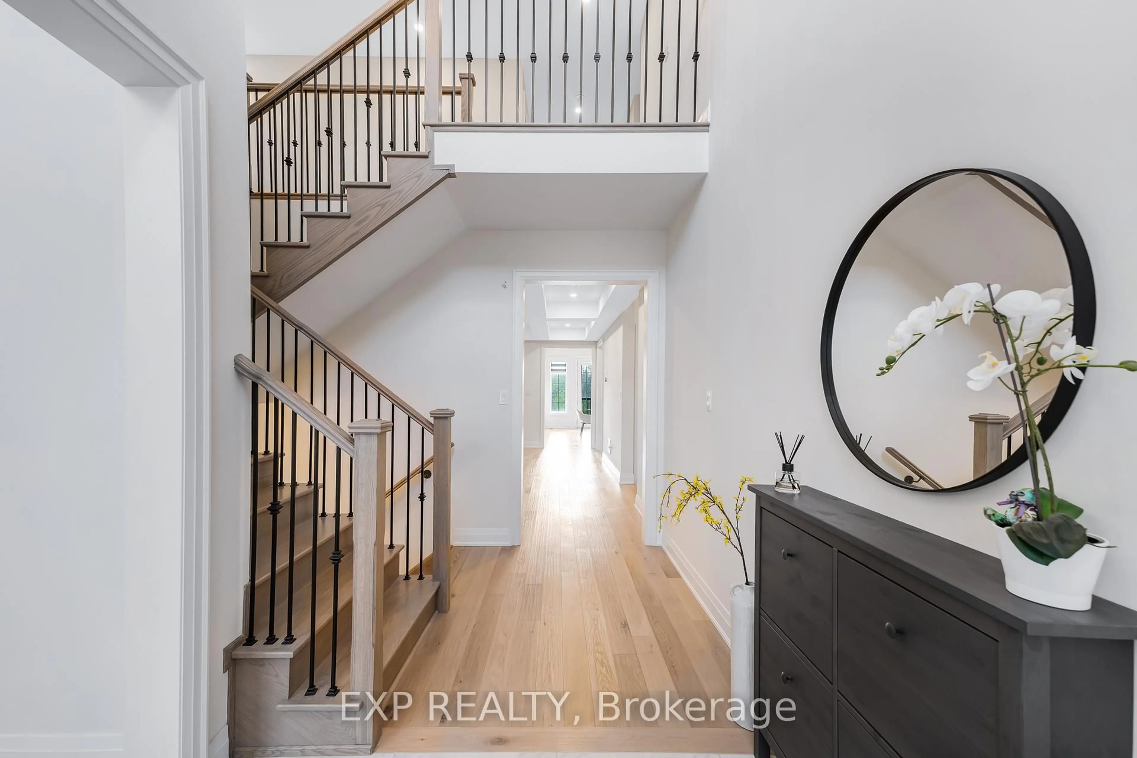 Indoor entryway for 24 Upbound Crt, East Gwillimbury Ontario L9N 0E5