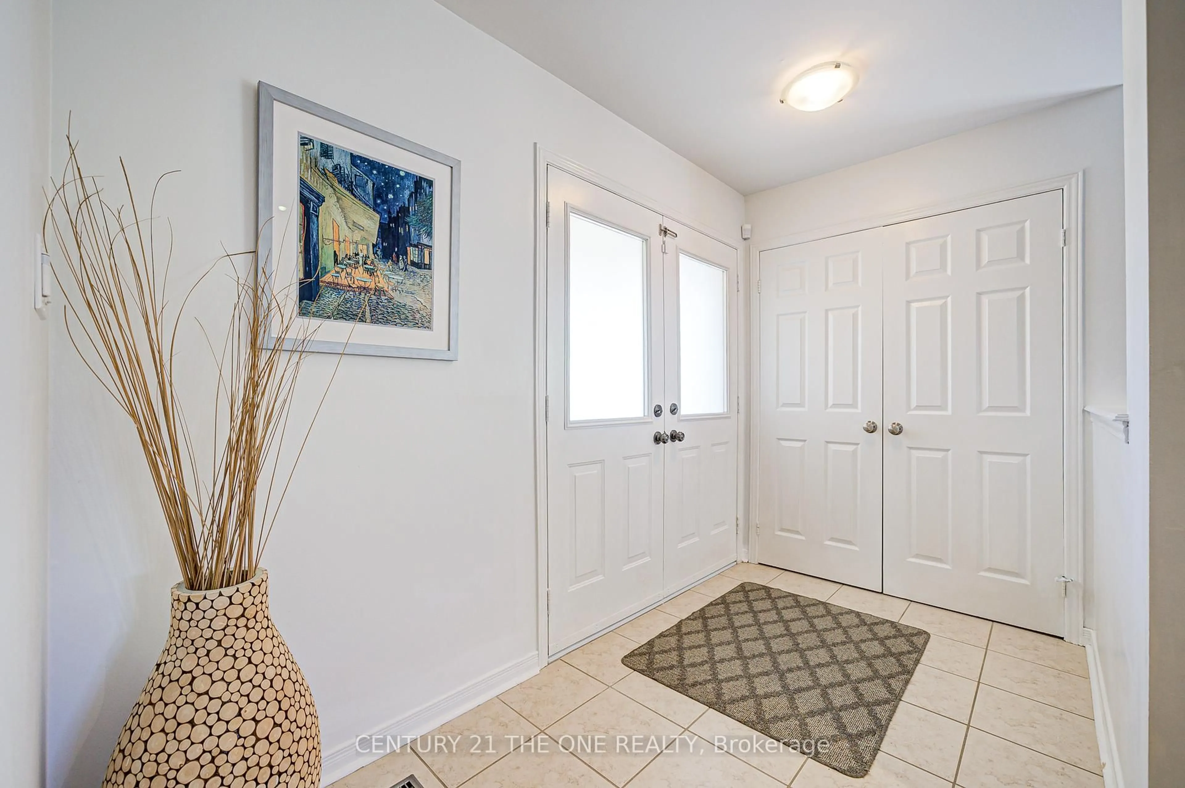 Indoor entryway for 30 Neopolitan Crt, Richmond Hill Ontario L4E 4P8