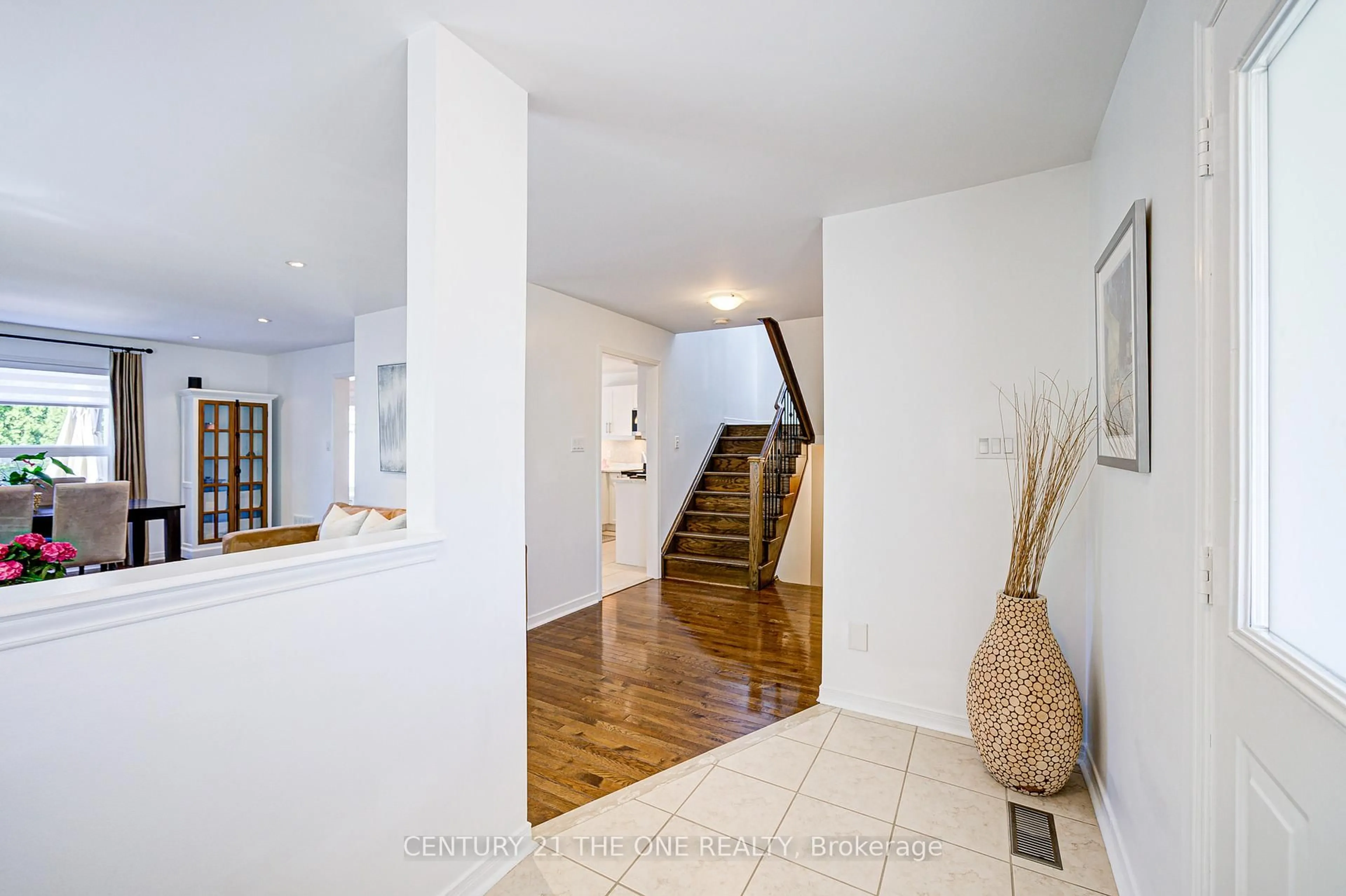 Indoor foyer for 30 Neopolitan Crt, Richmond Hill Ontario L4E 4P8