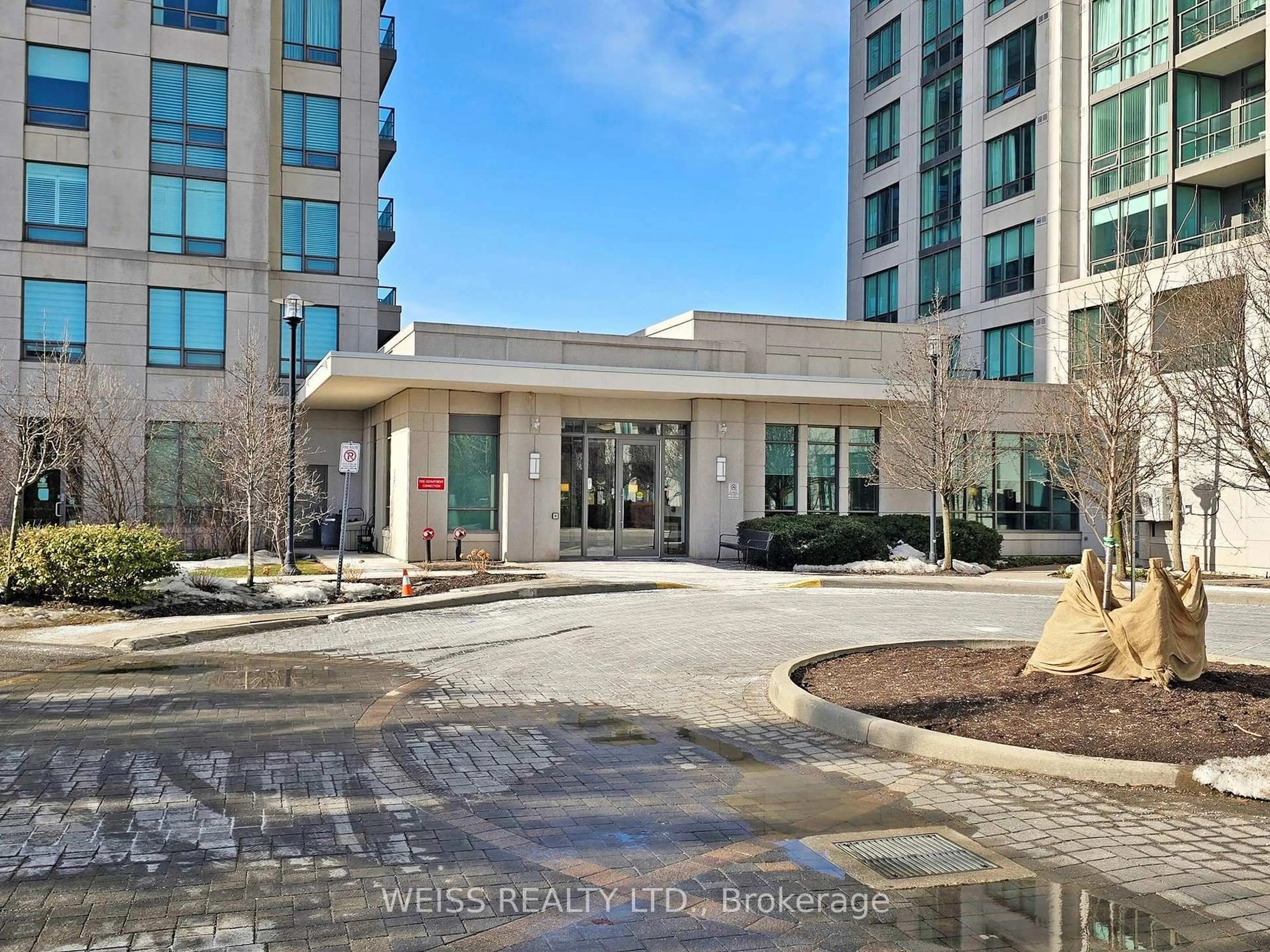 Indoor foyer for 88 Promenade Circ #607, Vaughan Ontario L4J 9A4