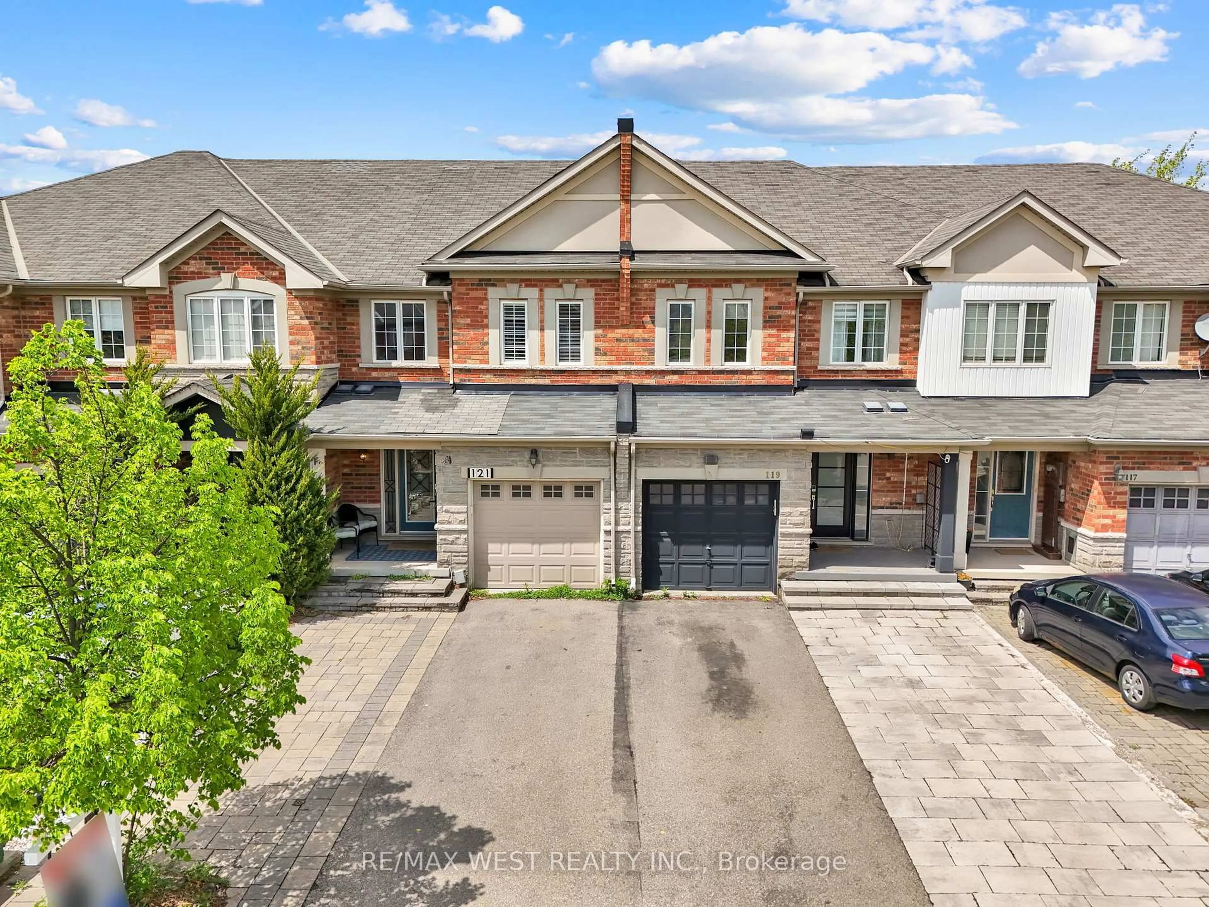 A pic from outside/outdoor area/front of a property/back of a property/a pic from drone, street for 121 Carrier Cres, Vaughan Ontario L6A 0T6
