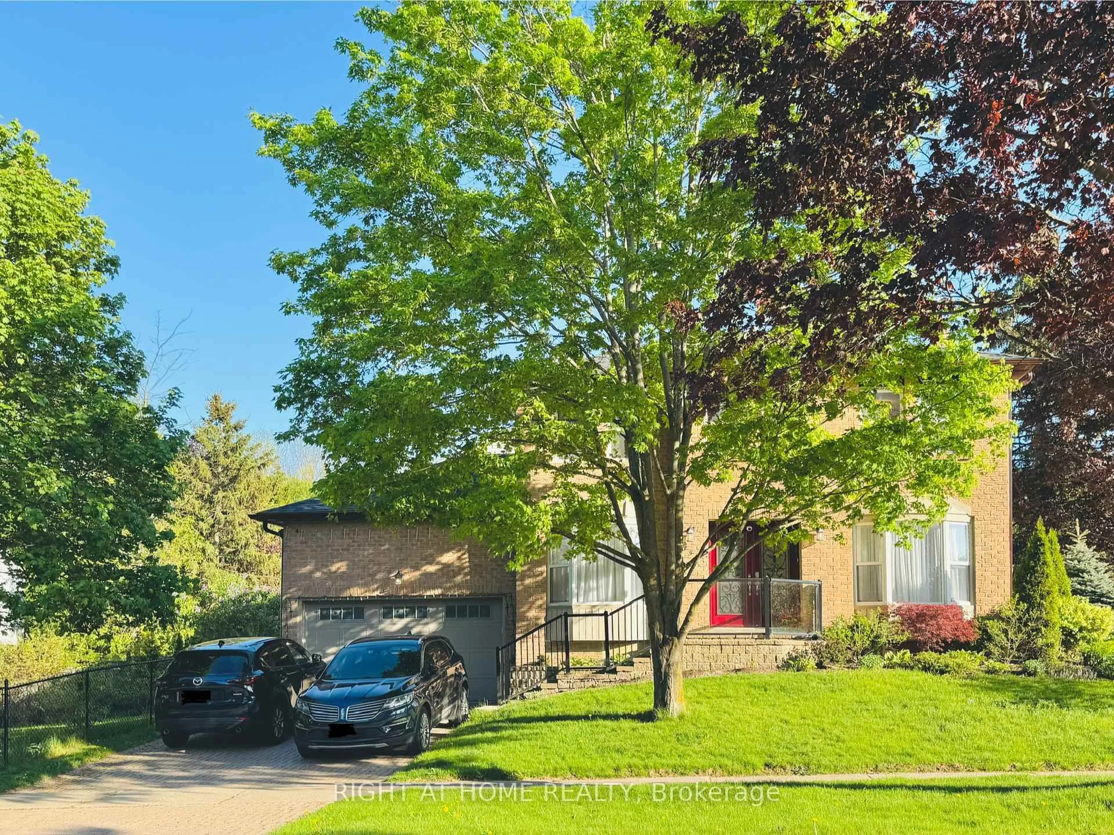 A pic from outside/outdoor area/front of a property/back of a property/a pic from drone, street for 354 Bexhill Rd, Newmarket Ontario L3Y 6P7