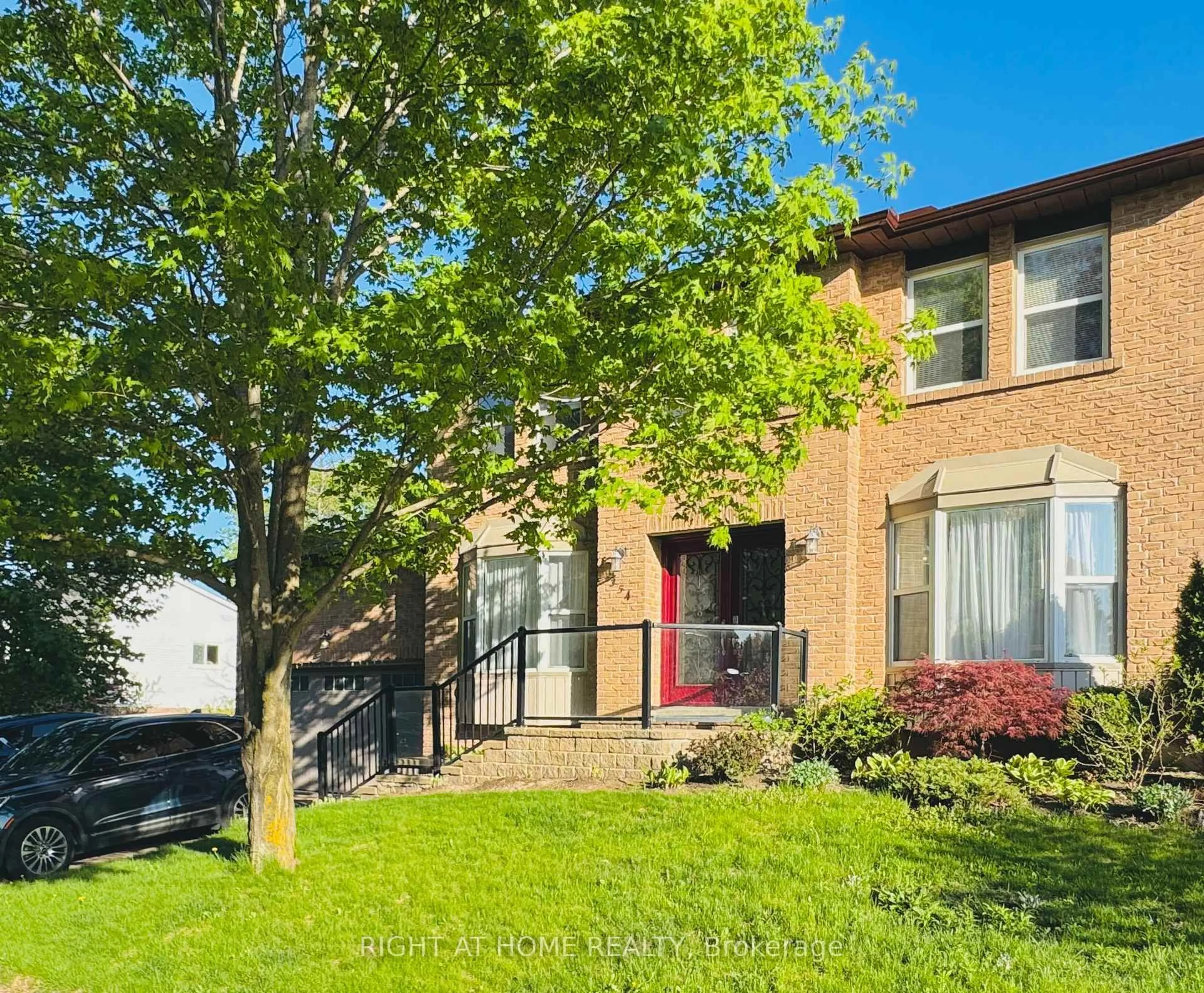 Home with brick exterior material, street for 354 Bexhill Rd, Newmarket Ontario L3Y 6P7