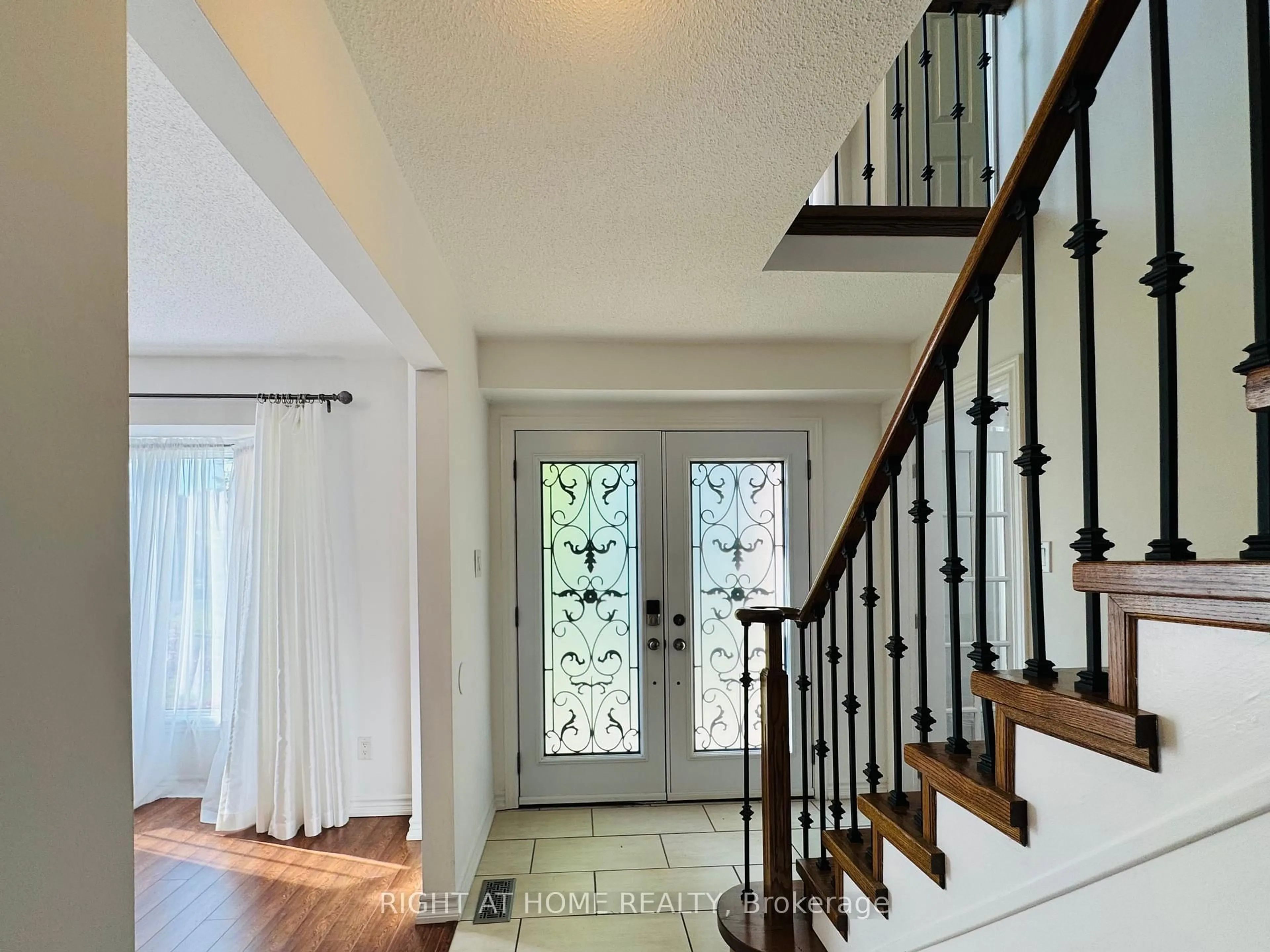 Indoor entryway for 354 Bexhill Rd, Newmarket Ontario L3Y 6P7