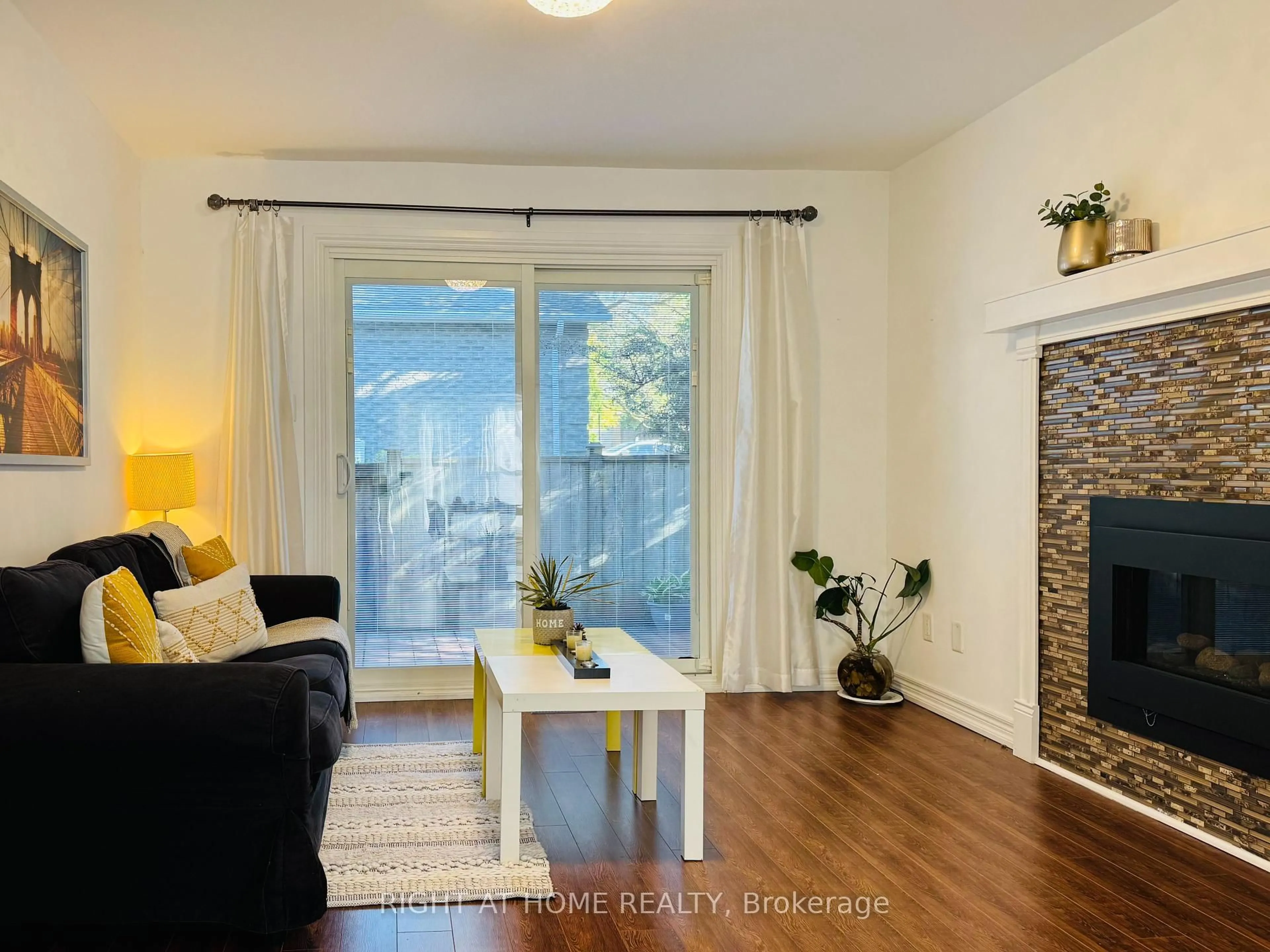 Living room with furniture, wood/laminate floor for 354 Bexhill Rd, Newmarket Ontario L3Y 6P7