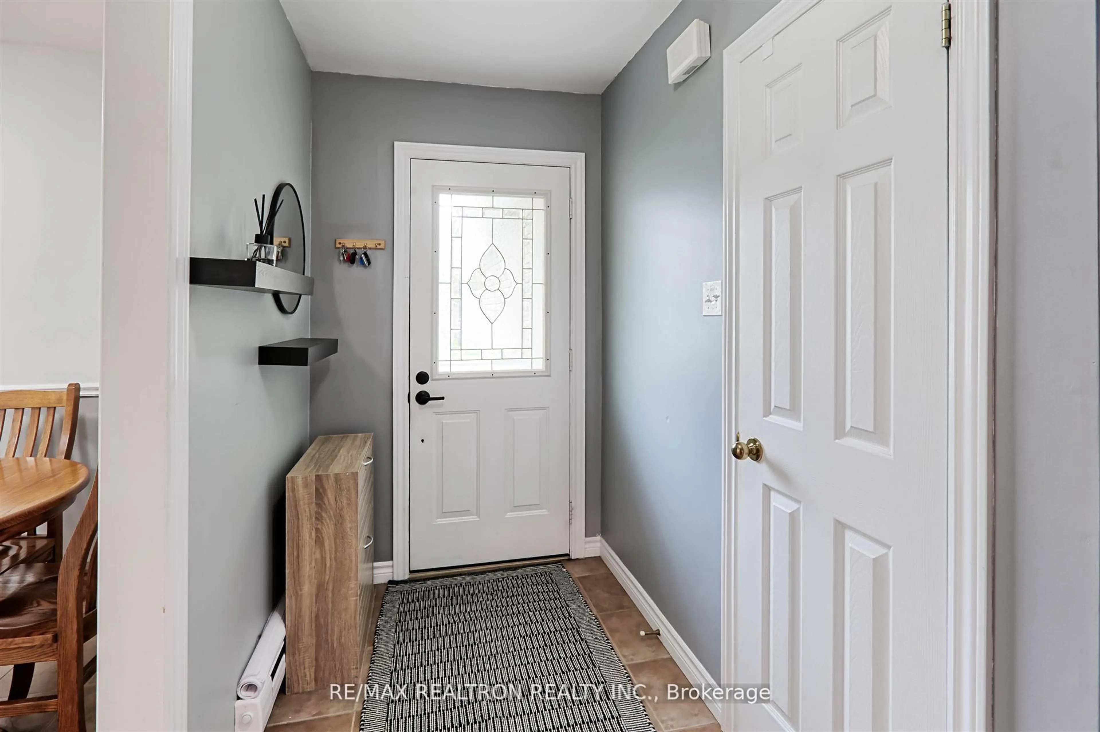 Indoor entryway for 190 Lloyd Ave, Newmarket Ontario L3Y 5M3