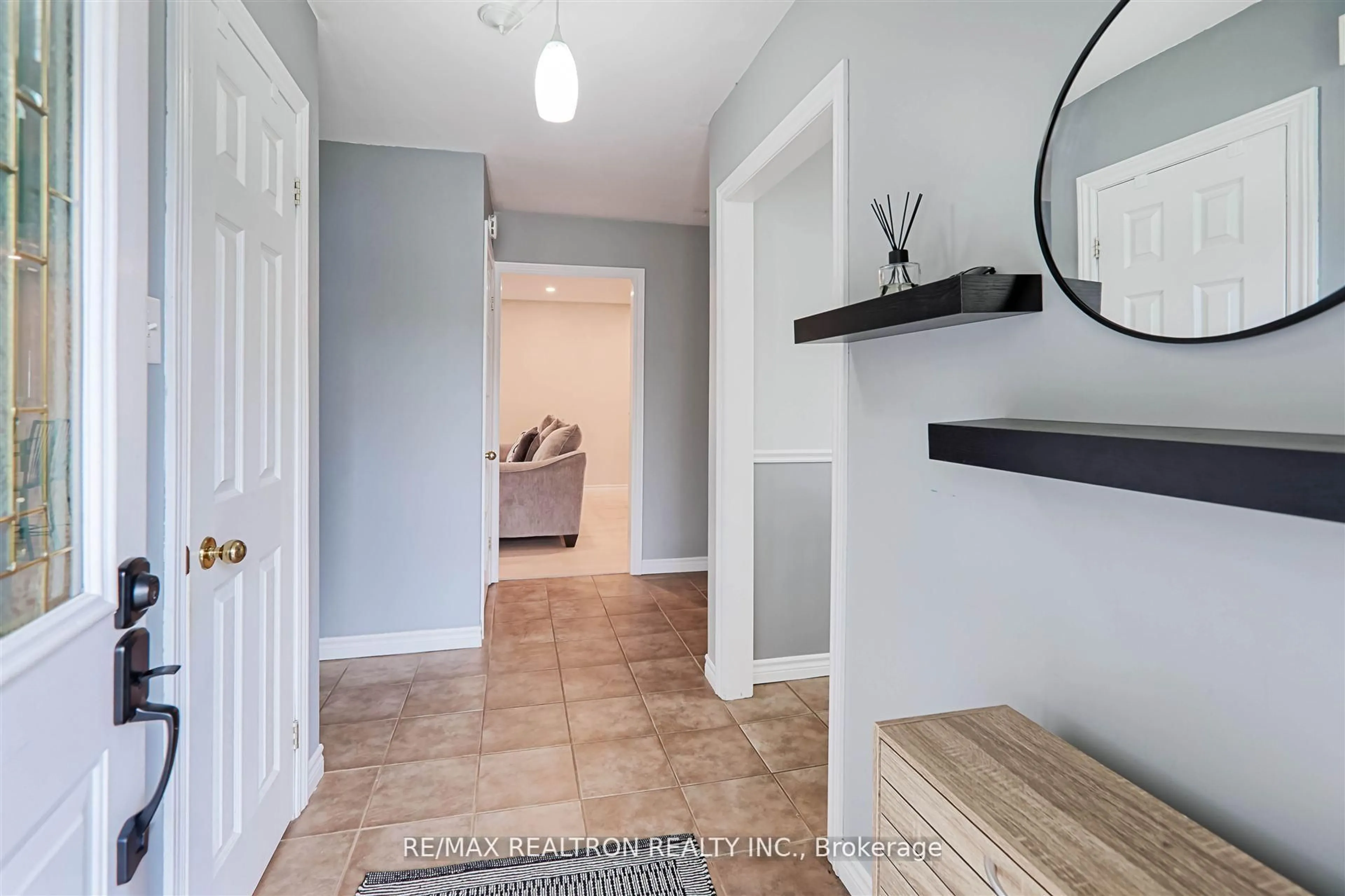 Indoor entryway for 190 Lloyd Ave, Newmarket Ontario L3Y 5M3