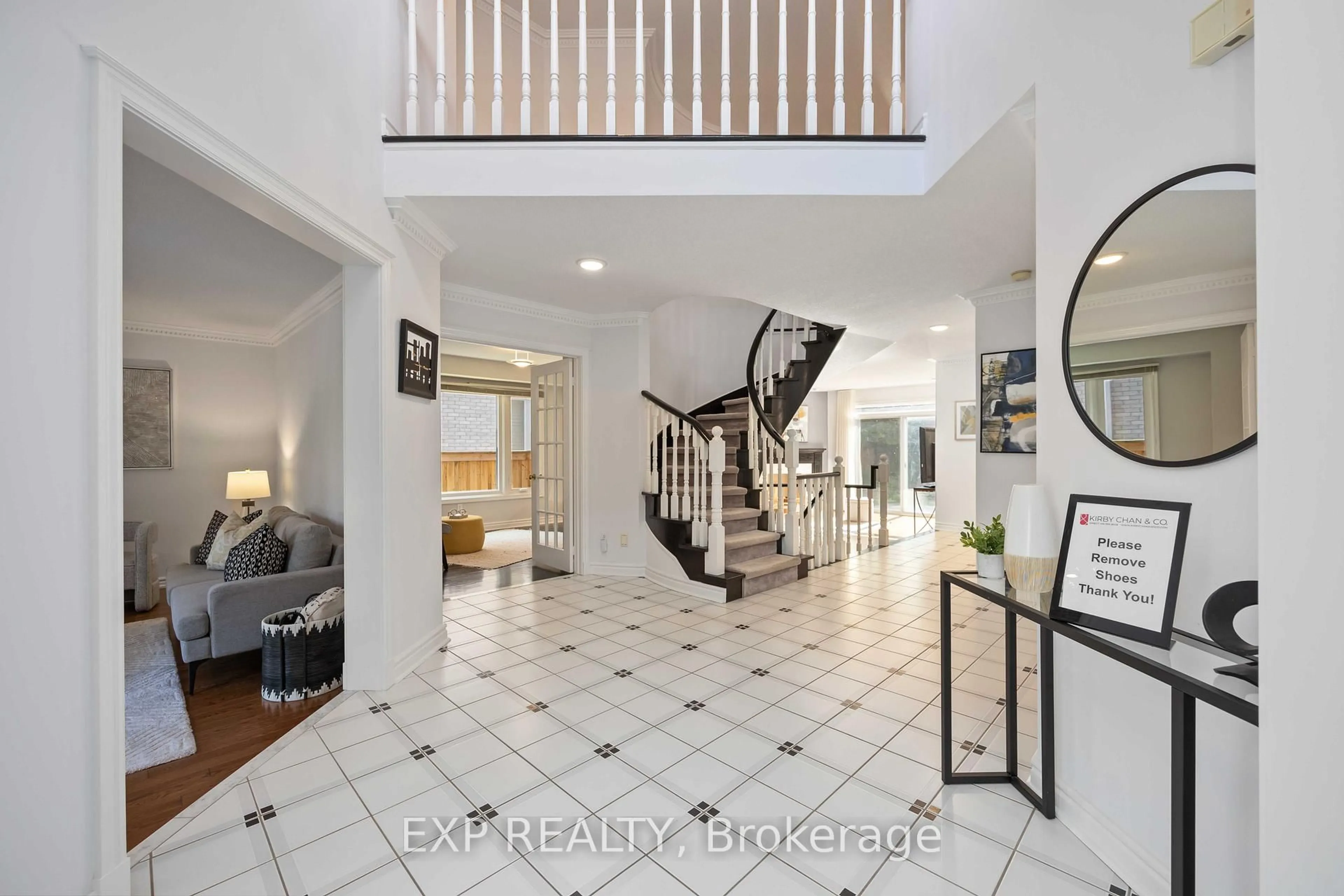 Indoor foyer for 3 Hoodview Crt, Markham Ontario L3R 0A6