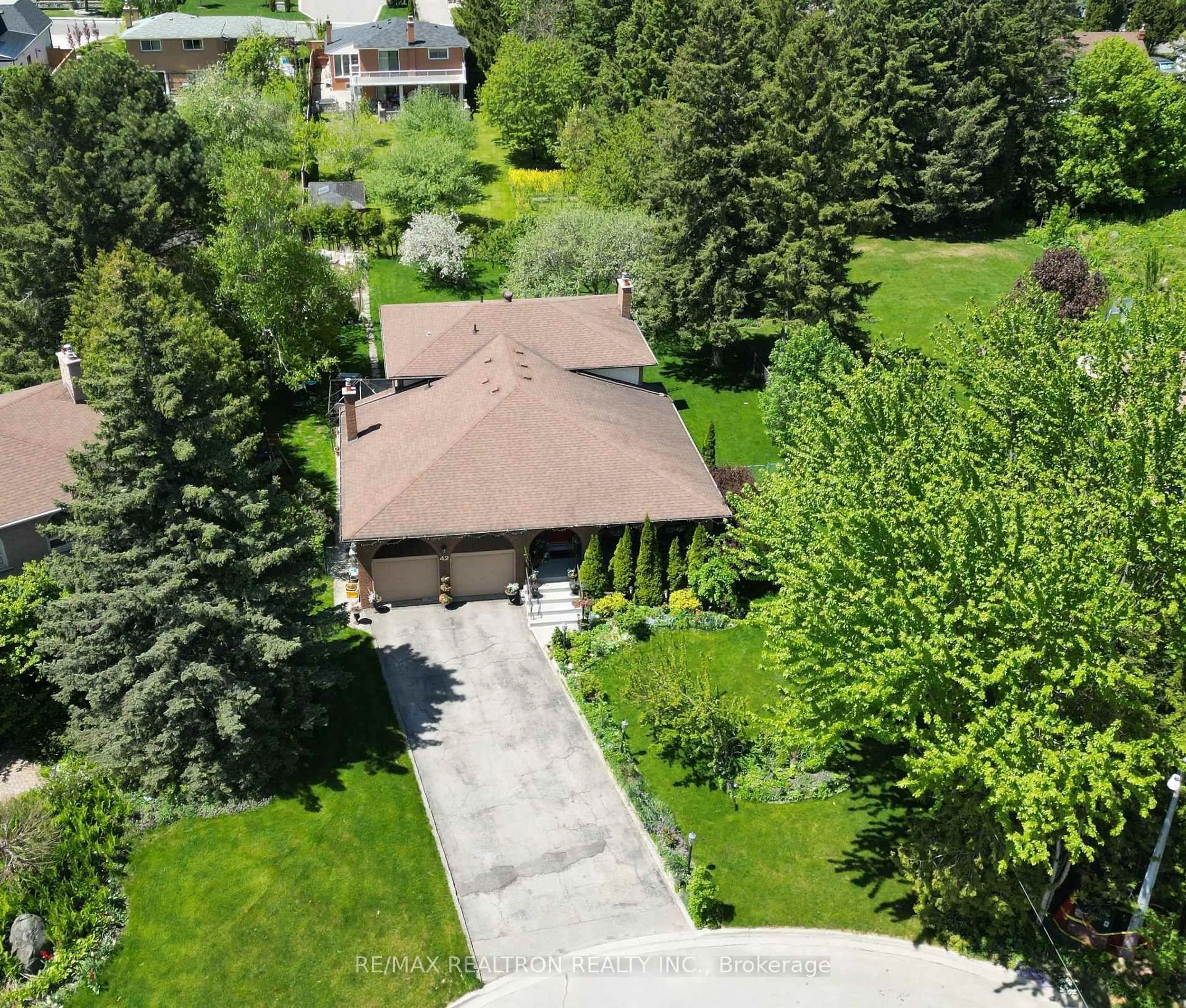 A pic from outside/outdoor area/front of a property/back of a property/a pic from drone, street for 42 Banner Lane, King Ontario L7B 1K2