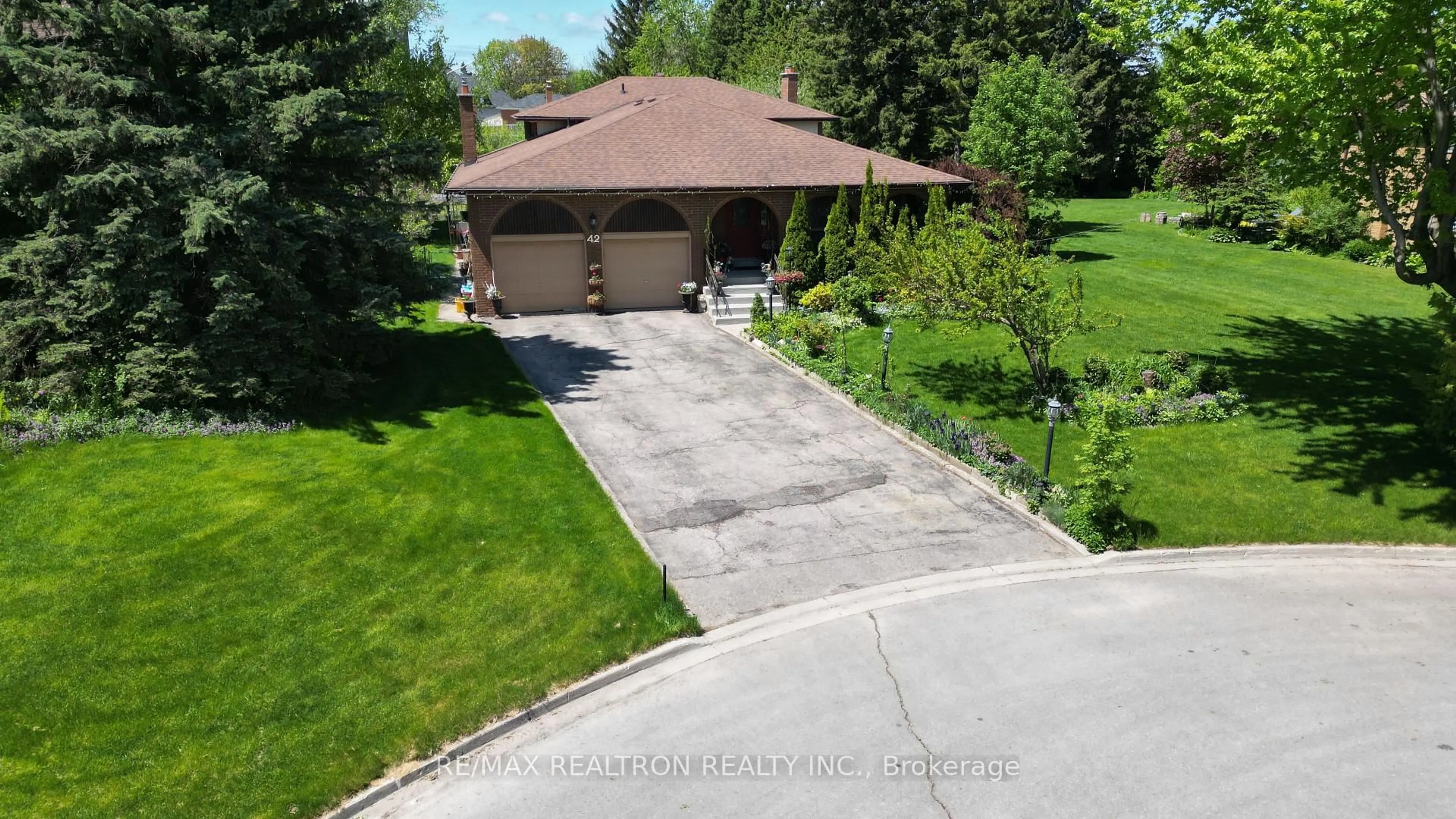 A pic from outside/outdoor area/front of a property/back of a property/a pic from drone, street for 42 Banner Lane, King Ontario L7B 1K2
