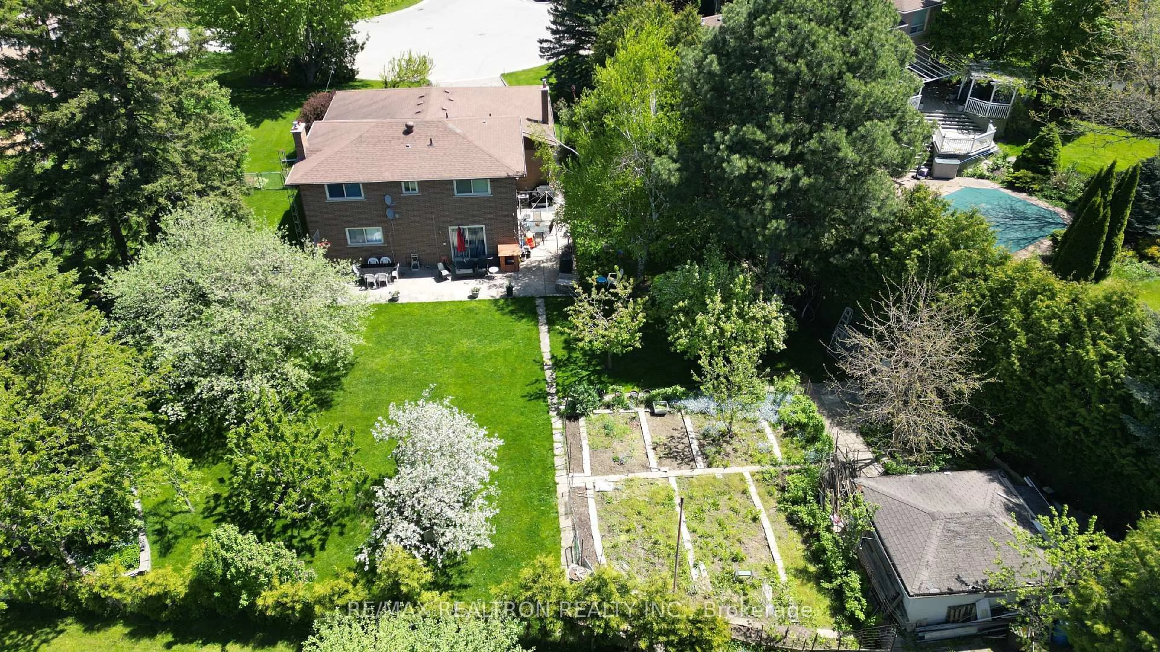 A pic from outside/outdoor area/front of a property/back of a property/a pic from drone, street for 42 Banner Lane, King Ontario L7B 1K2
