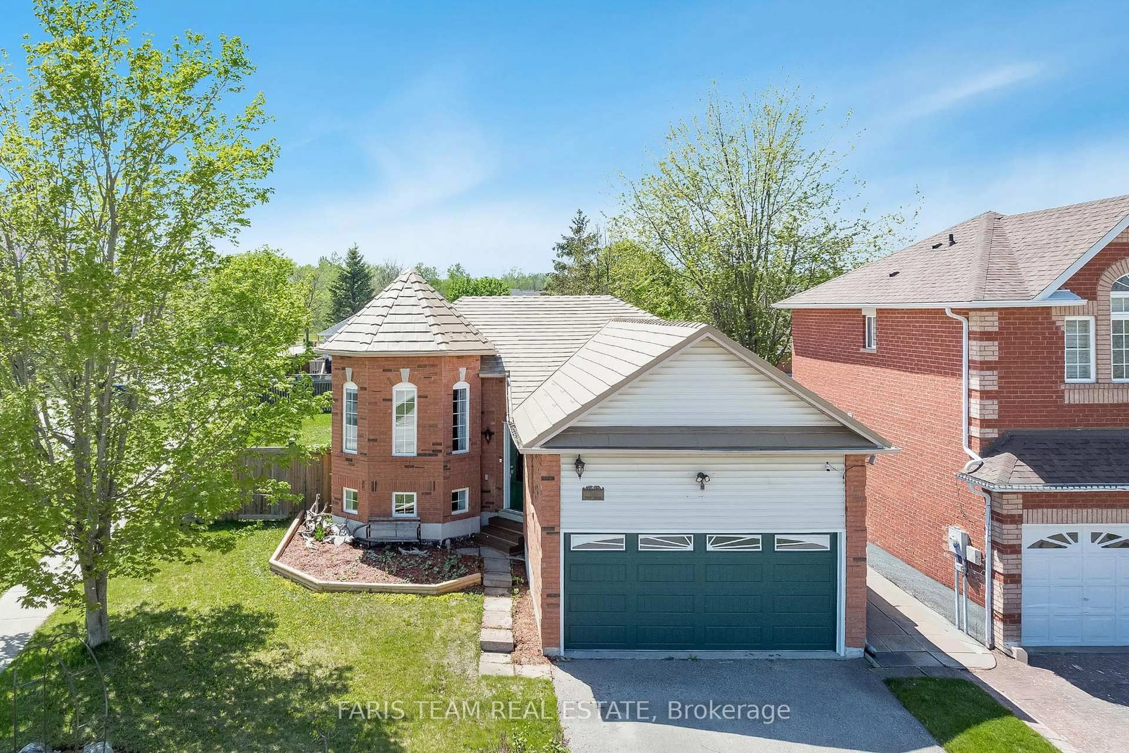A pic from outside/outdoor area/front of a property/back of a property/a pic from drone, street for 1358 Vincent Cres, Innisfil Ontario L9S 1Z7