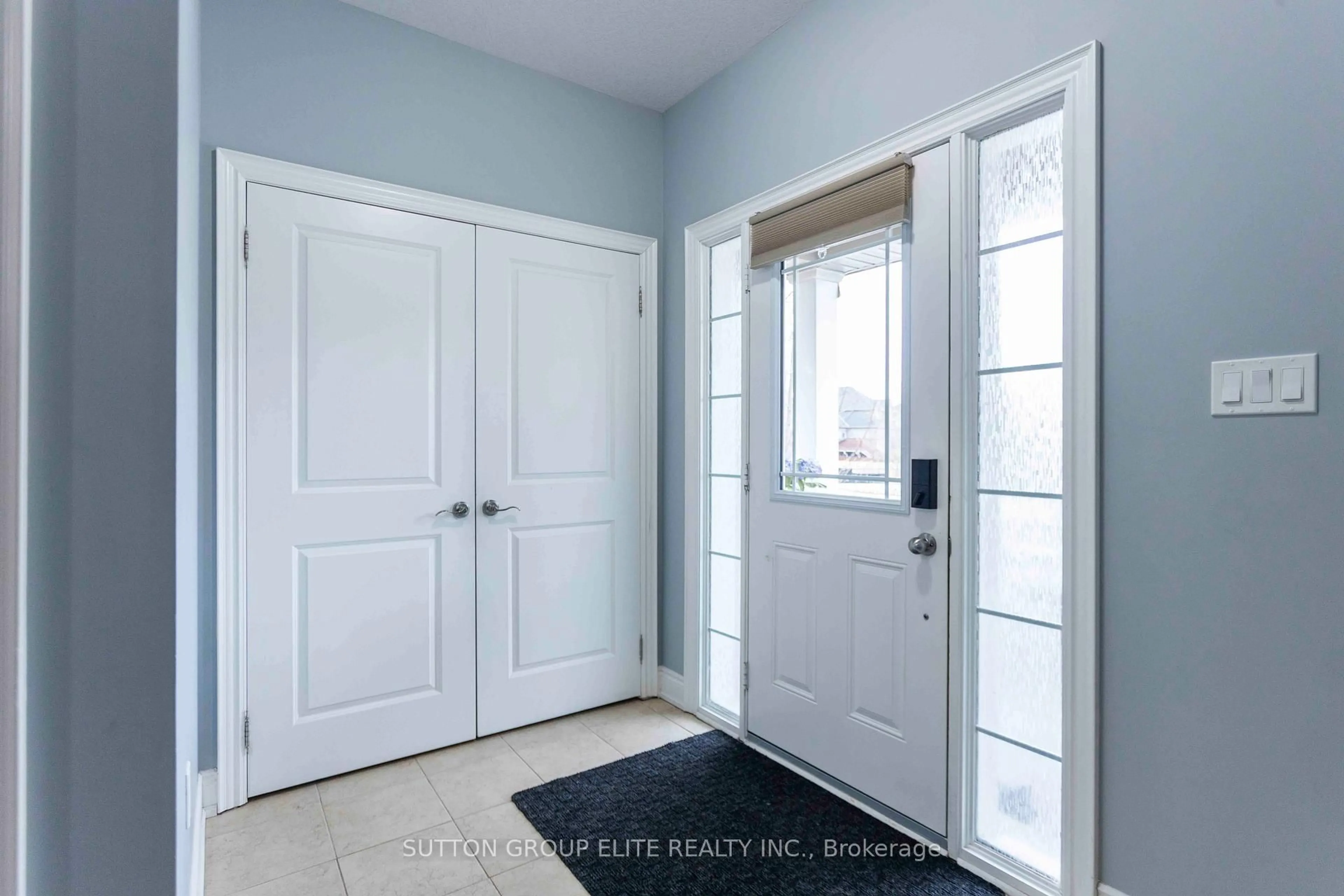 Indoor entryway for 38 Richmond Park Dr, Georgina Ontario L4P 0A7