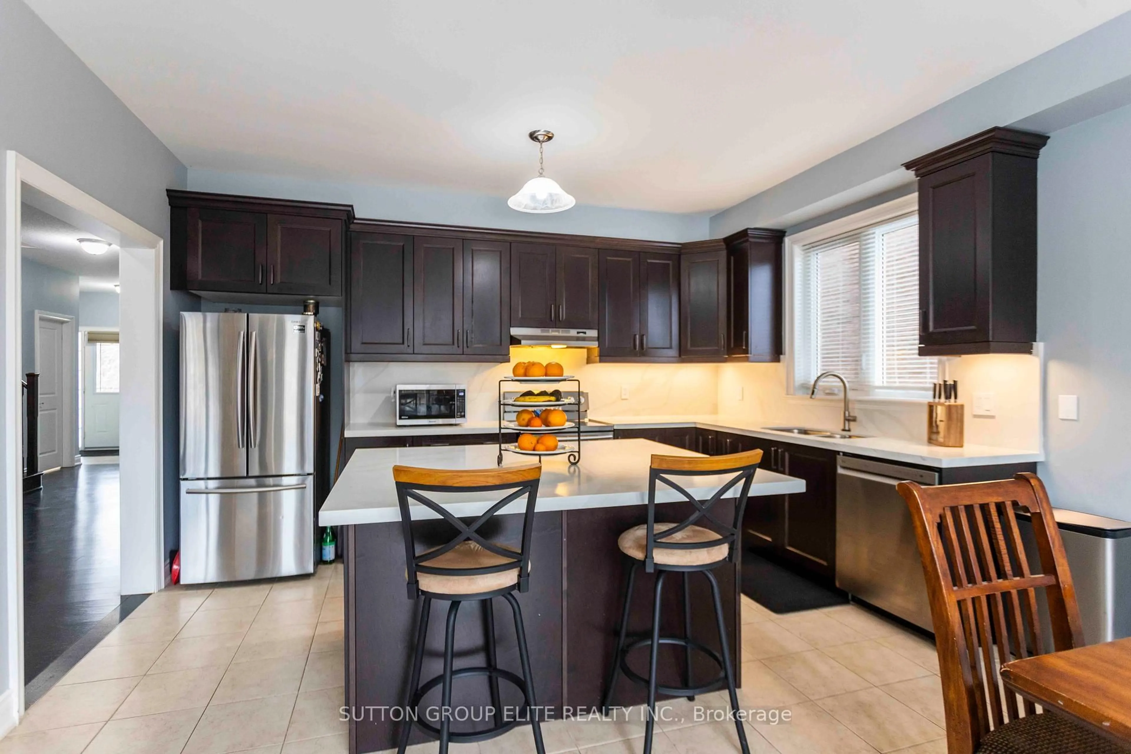 Contemporary kitchen, unknown for 38 Richmond Park Dr, Georgina Ontario L4P 0A7