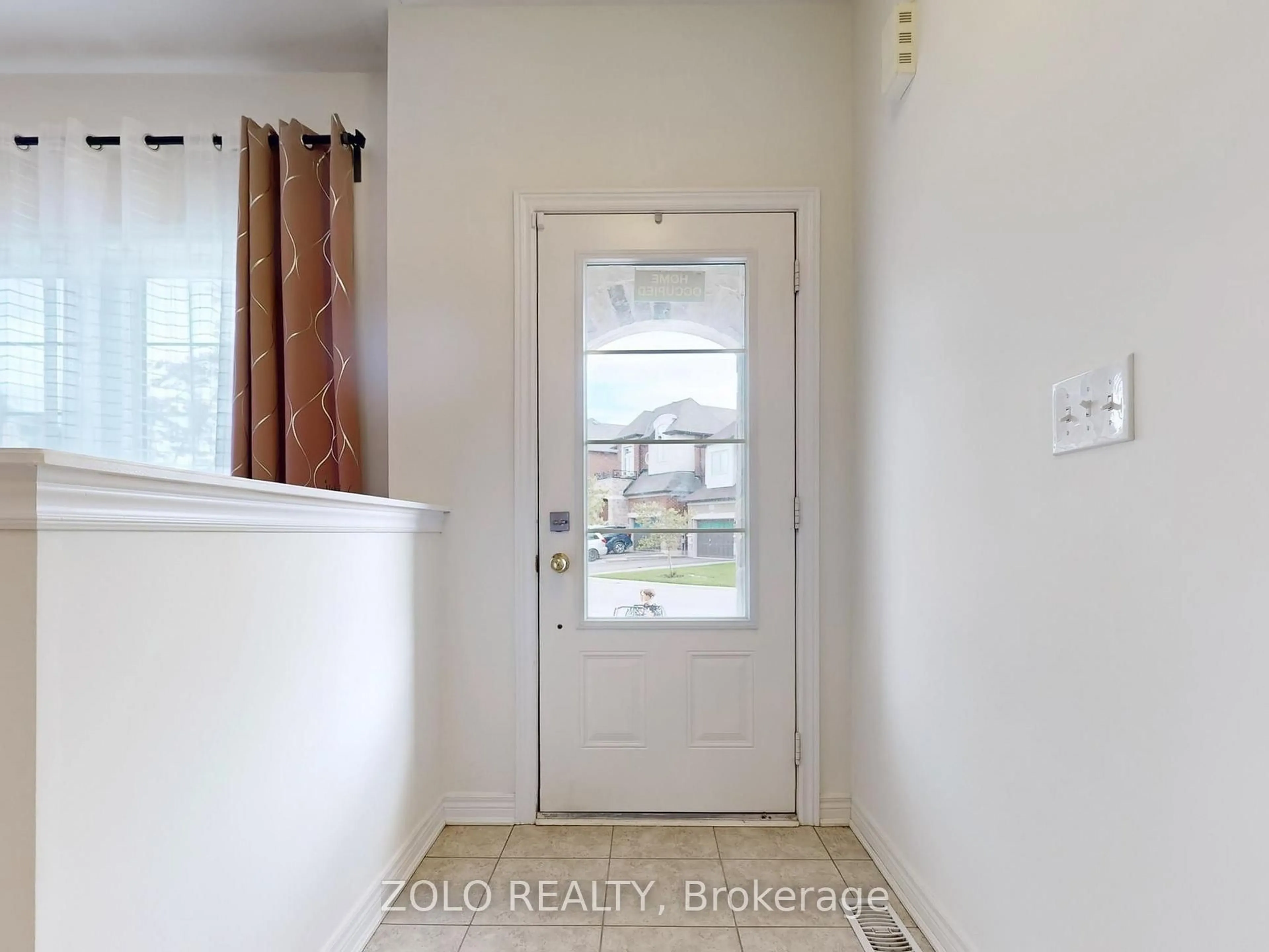 Indoor entryway for 42 Foxberry Rd, East Gwillimbury Ontario L9N 0P6