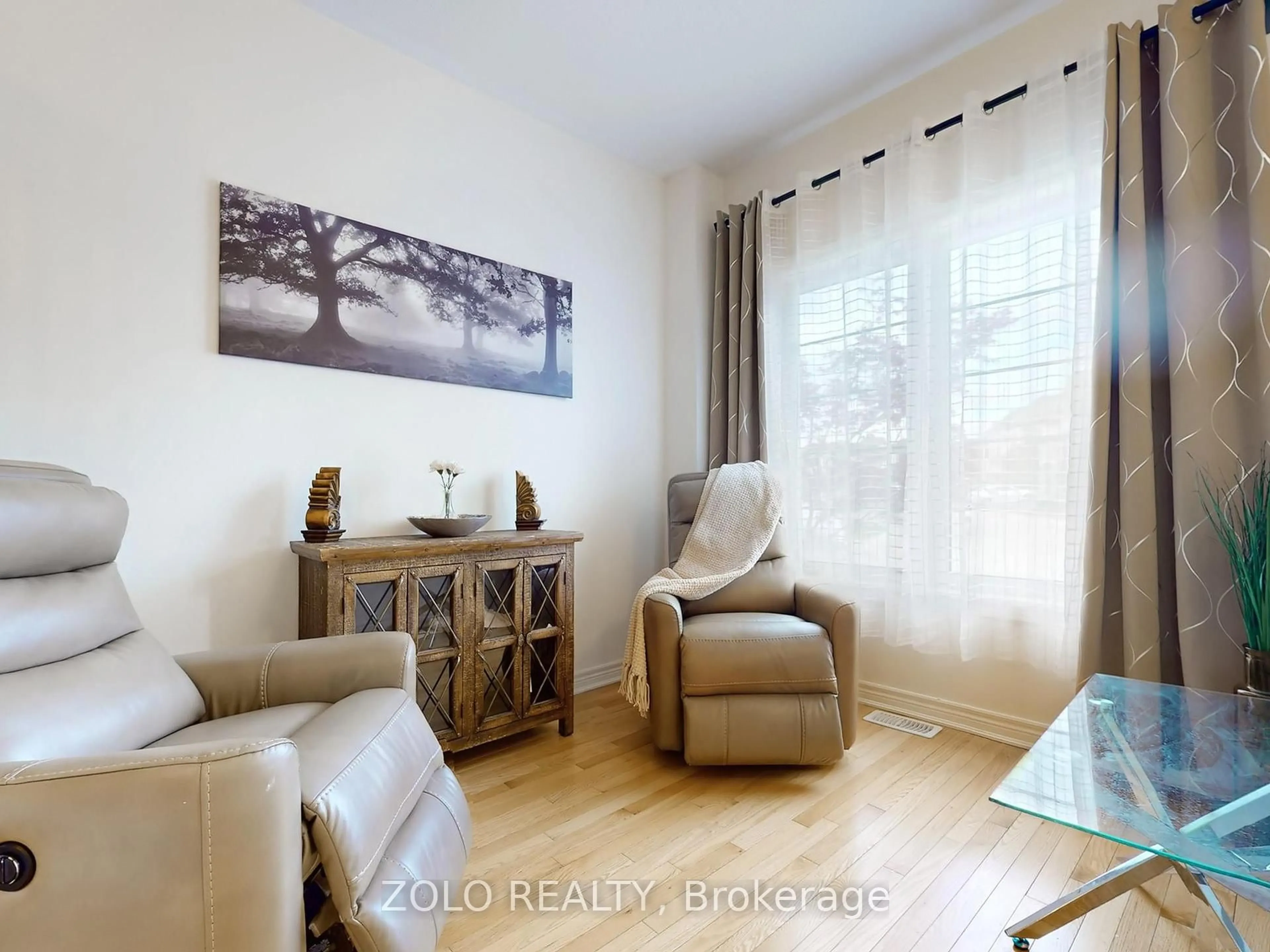 Living room with furniture, wood/laminate floor for 42 Foxberry Rd, East Gwillimbury Ontario L9N 0P6