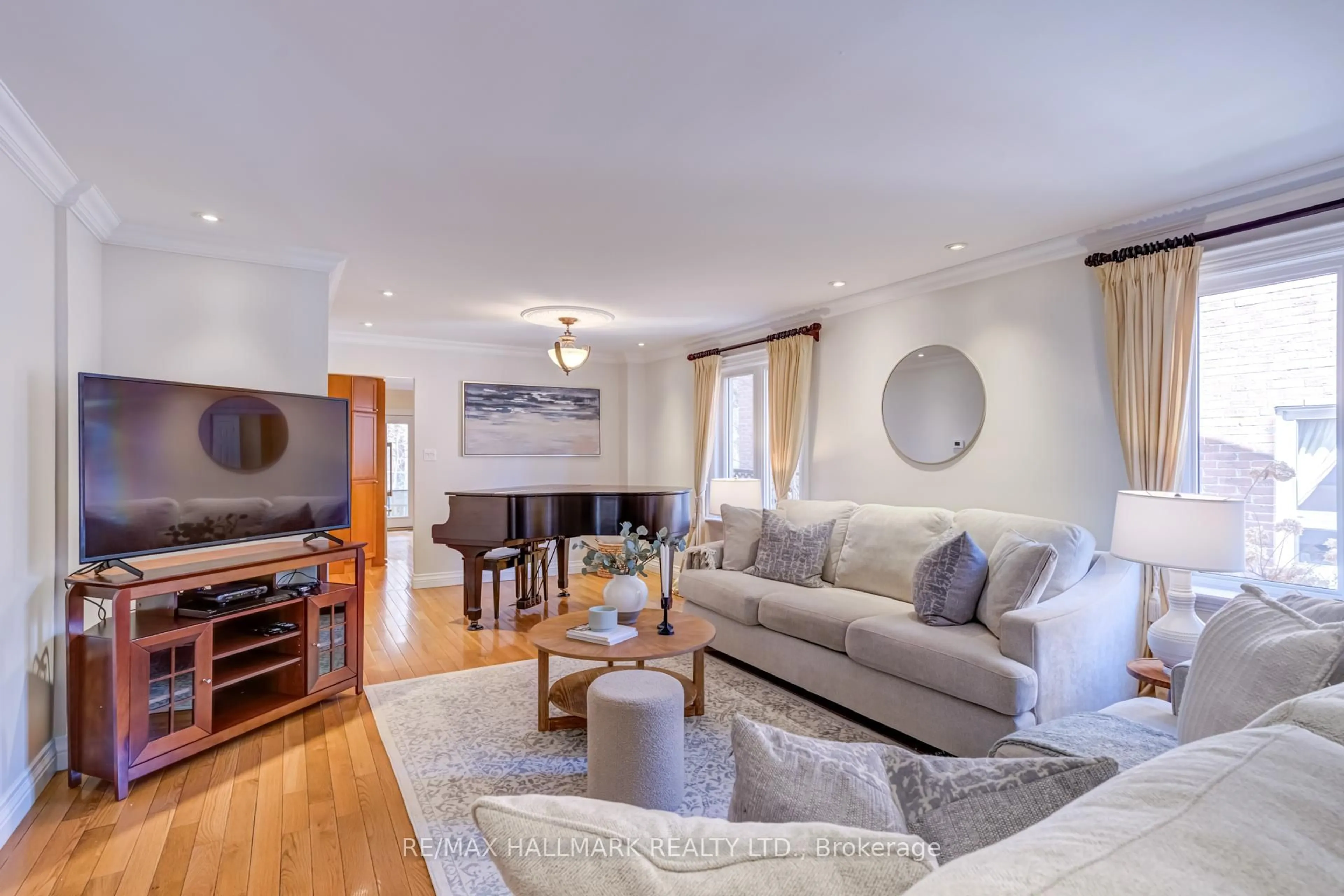 Living room with furniture, wood/laminate floor for 78 Beck Dr, Markham Ontario L3P 5J9