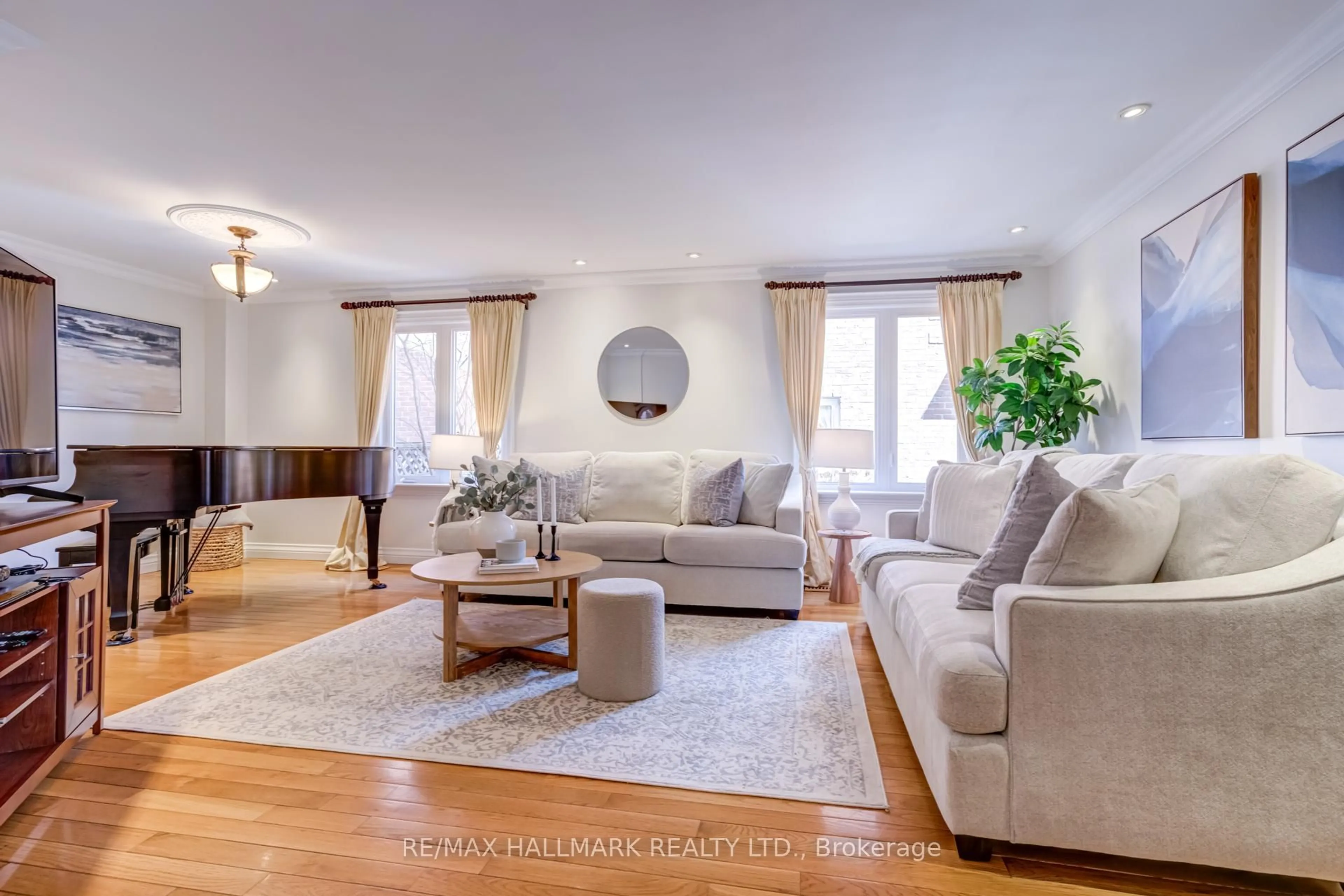 Living room with furniture, wood/laminate floor for 78 Beck Dr, Markham Ontario L3P 5J9