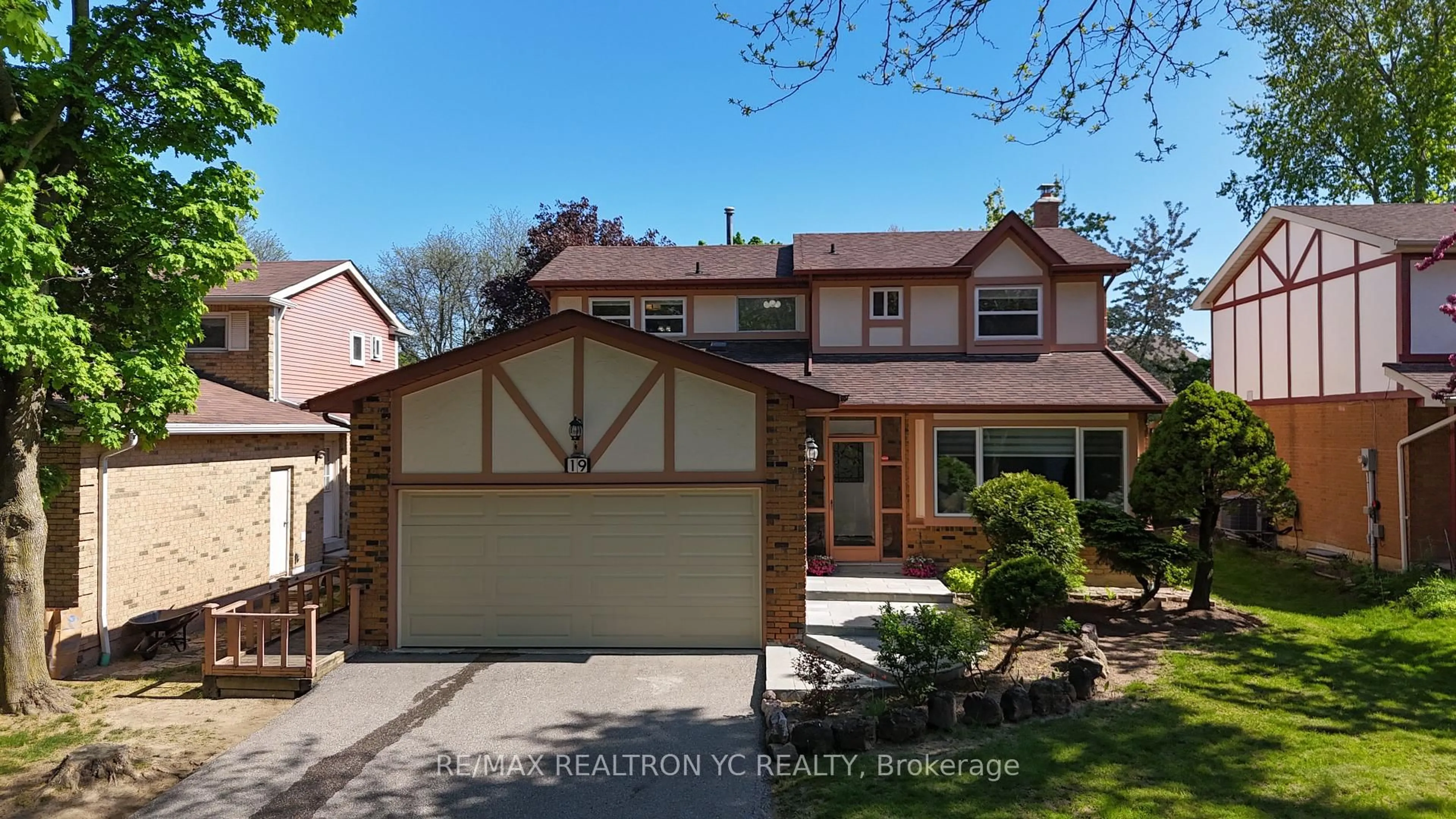Home with vinyl exterior material, street for 19 Breckonwood Cres, Markham Ontario L3T 5G8
