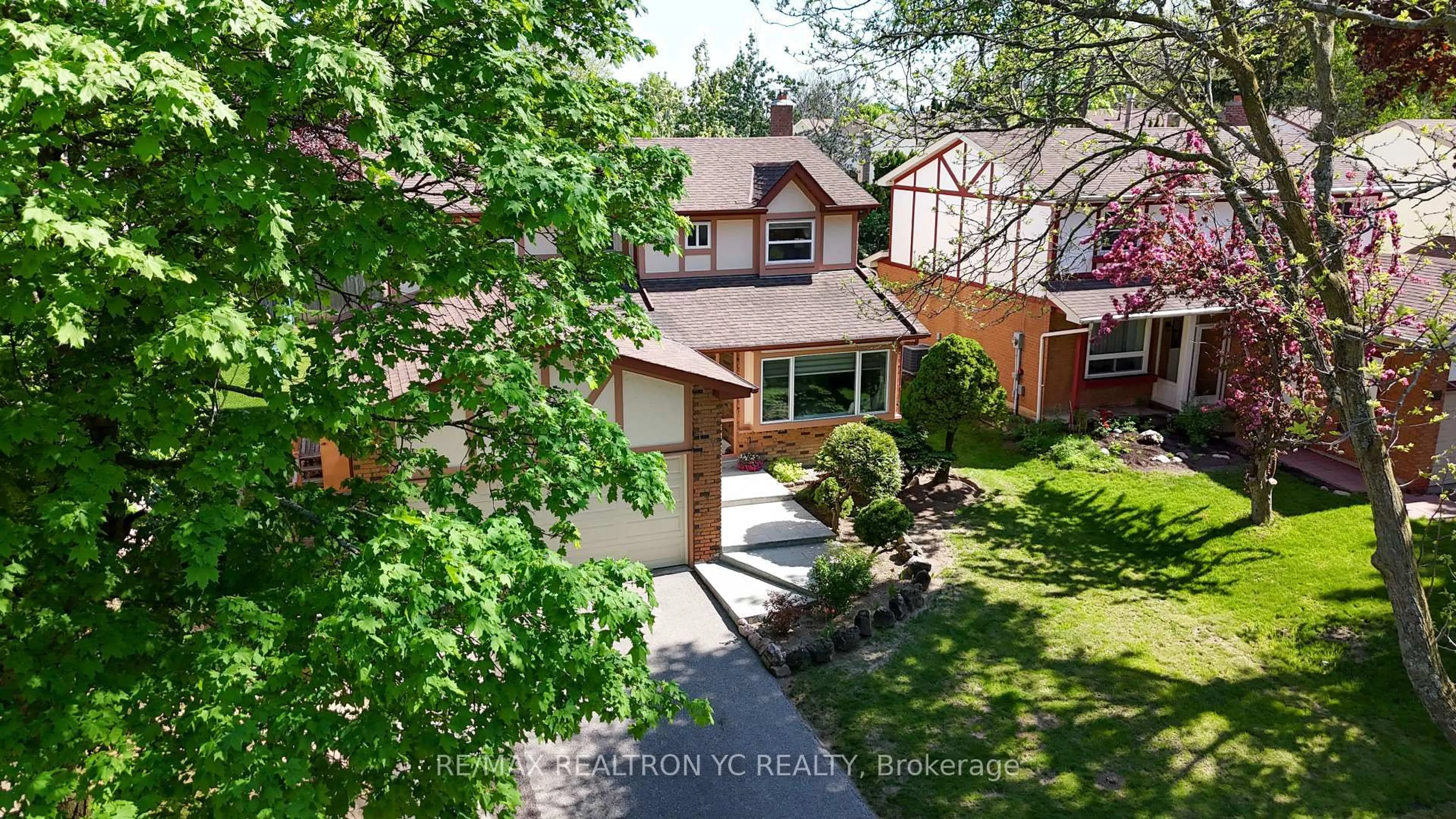 A pic from outside/outdoor area/front of a property/back of a property/a pic from drone, street for 19 Breckonwood Cres, Markham Ontario L3T 5G8