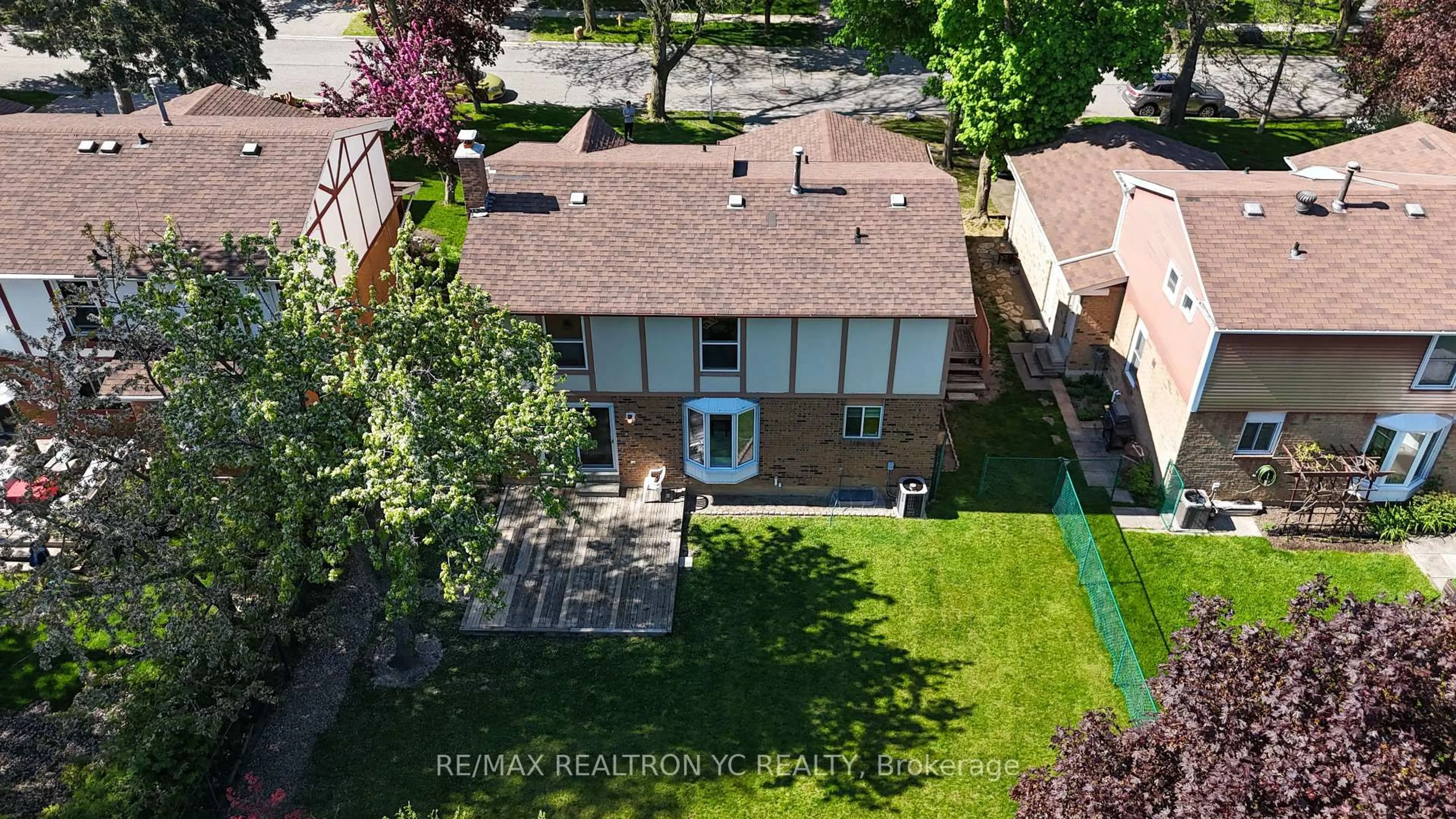 A pic from outside/outdoor area/front of a property/back of a property/a pic from drone, street for 19 Breckonwood Cres, Markham Ontario L3T 5G8