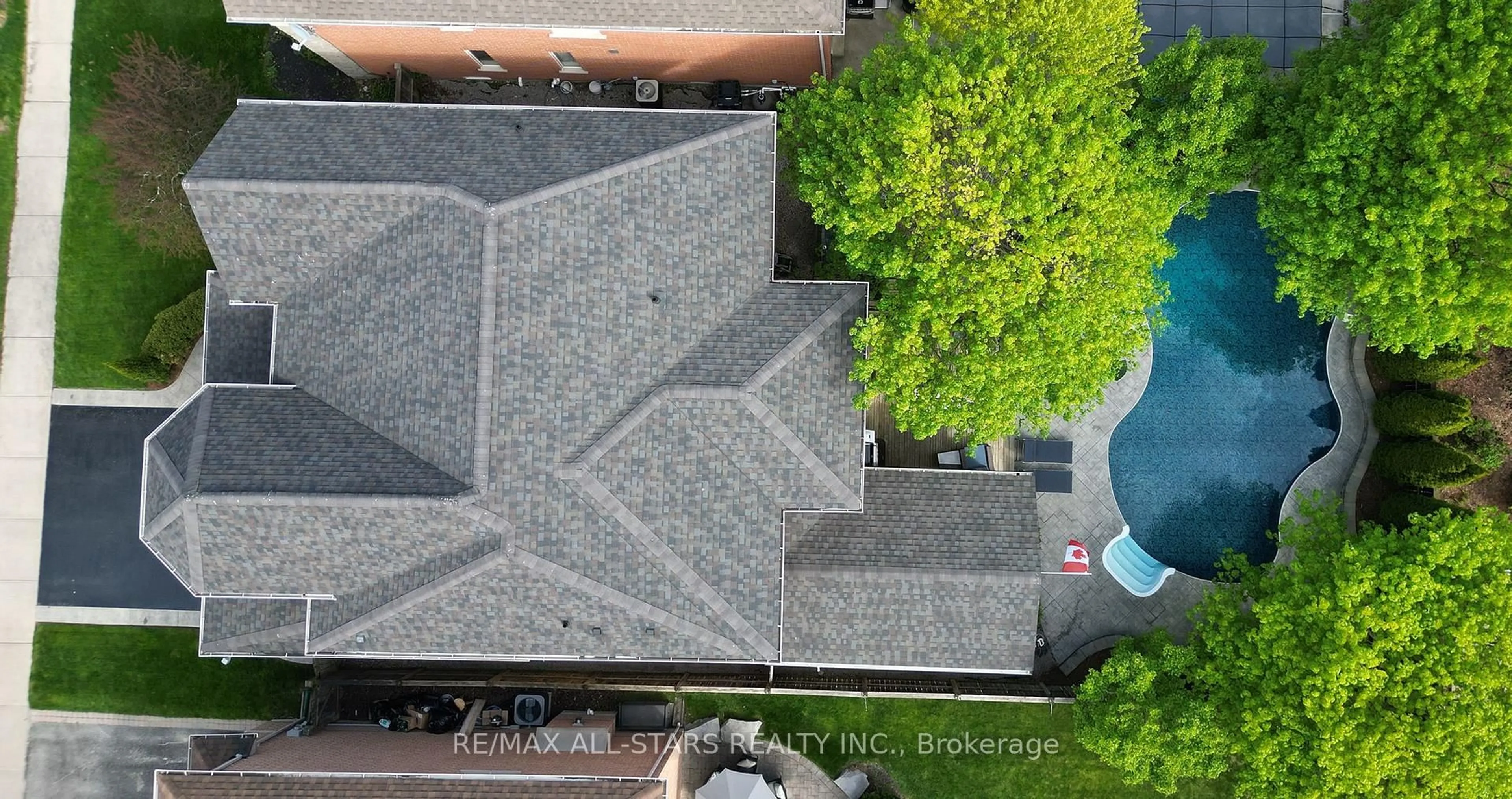 A pic from outside/outdoor area/front of a property/back of a property/a pic from drone, city buildings view from balcony for 7 Confederation Dr, Uxbridge Ontario L9P 1Z4