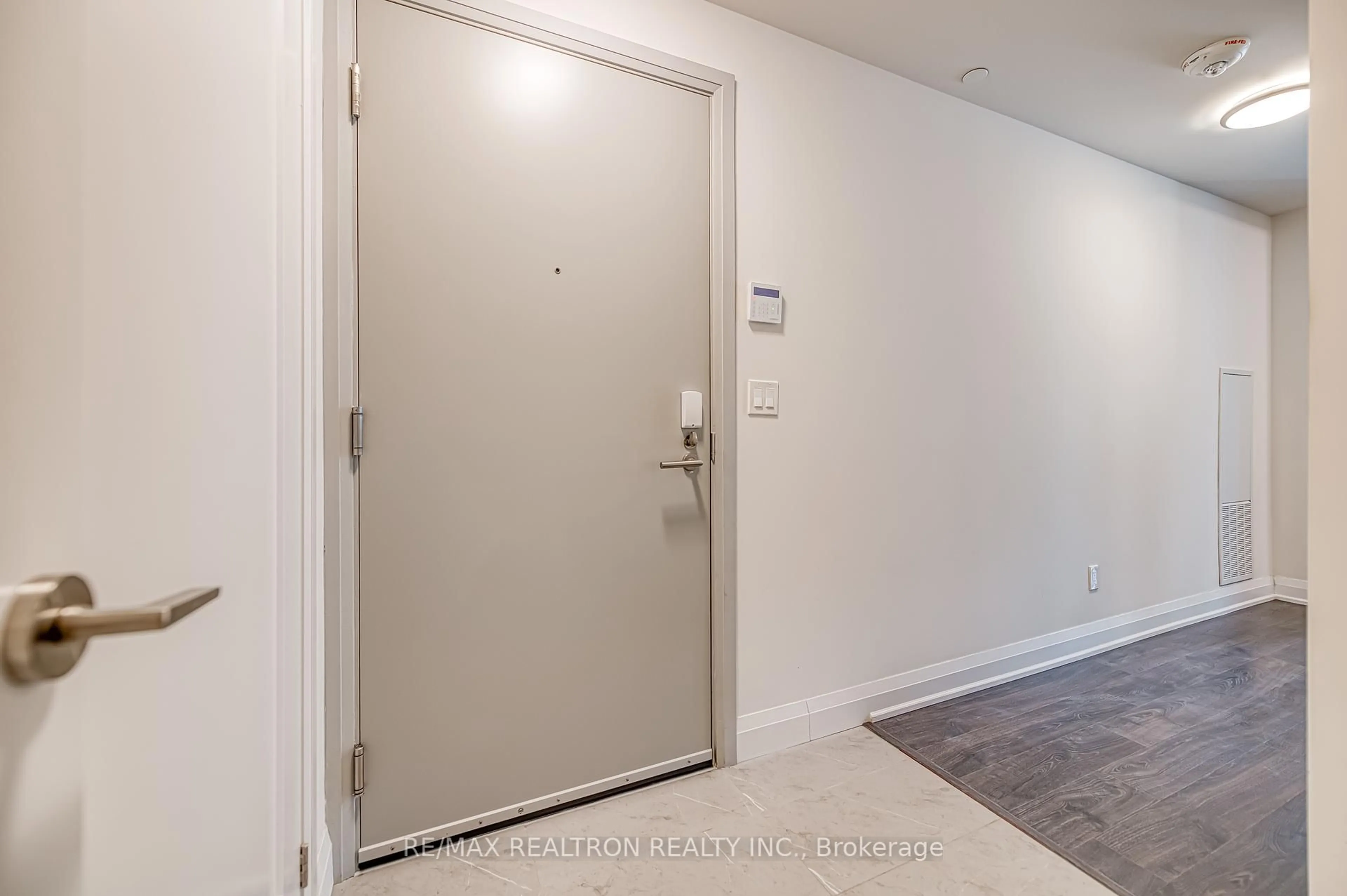 Indoor entryway for 398 Highway 7 N/A #215, Richmond Hill Ontario L4B 0G6