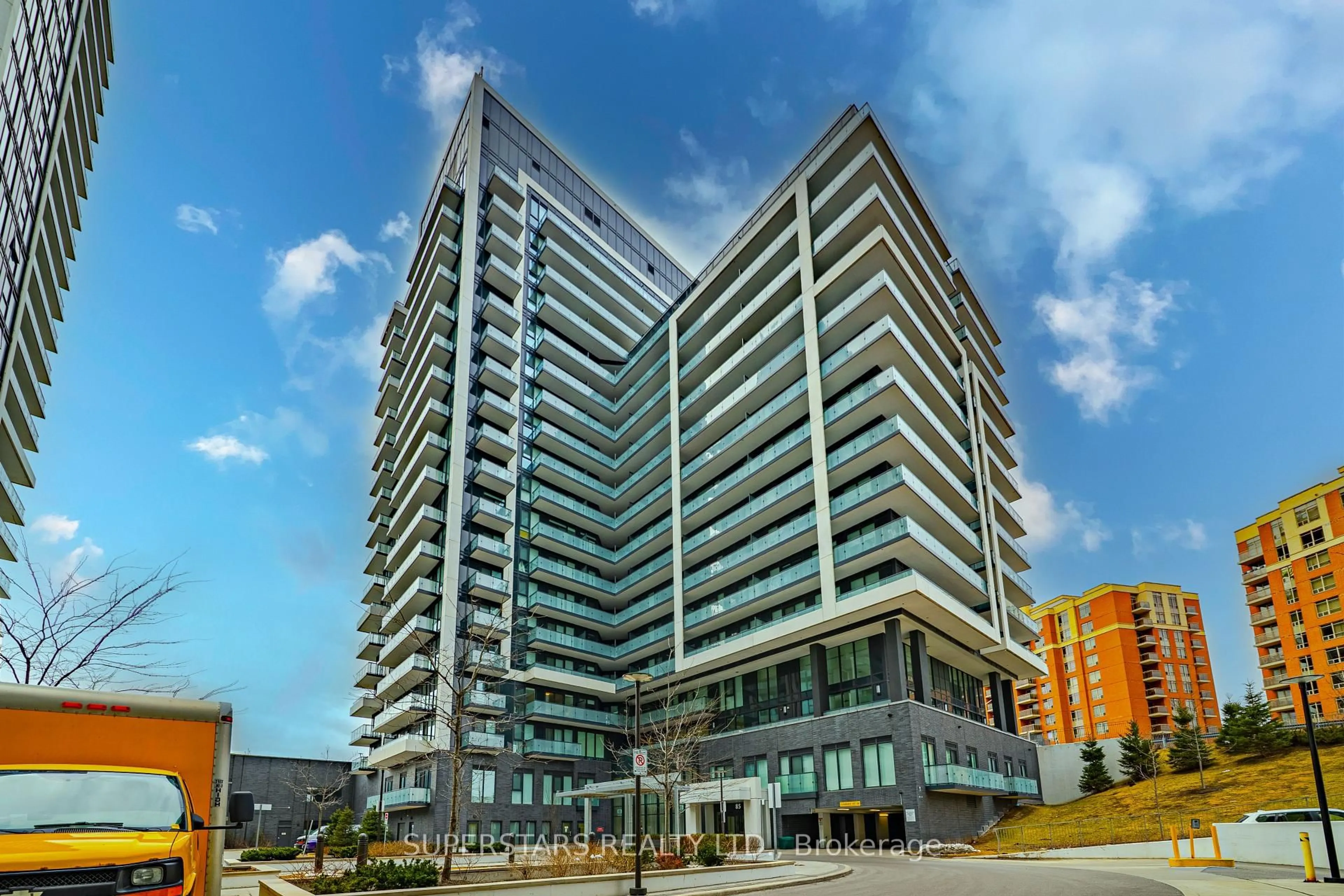 Indoor foyer for 85 Oneida Cres #407, Richmond Hill Ontario L4B 0H4