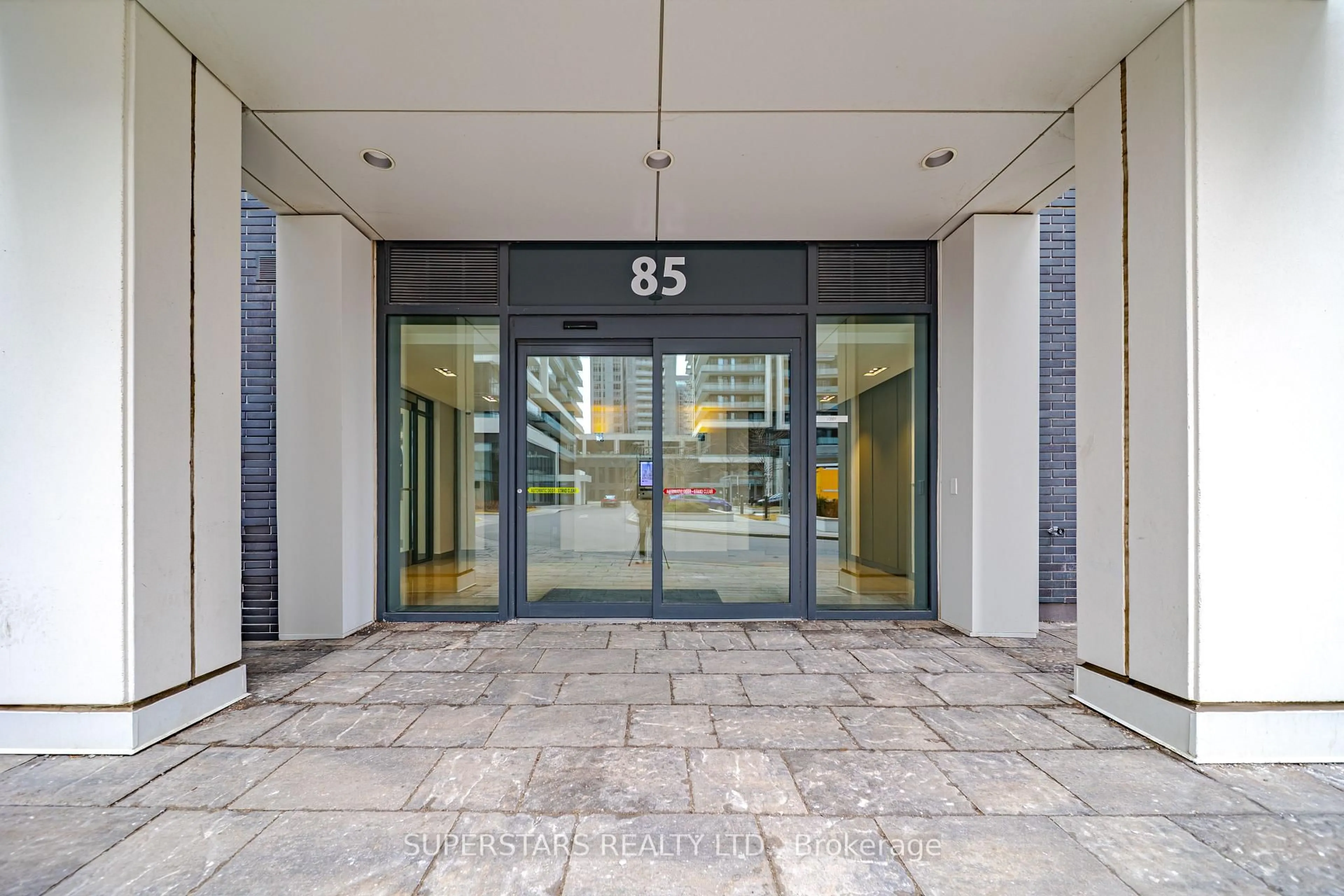 Indoor foyer for 85 Oneida Cres #407, Richmond Hill Ontario L4B 0H4