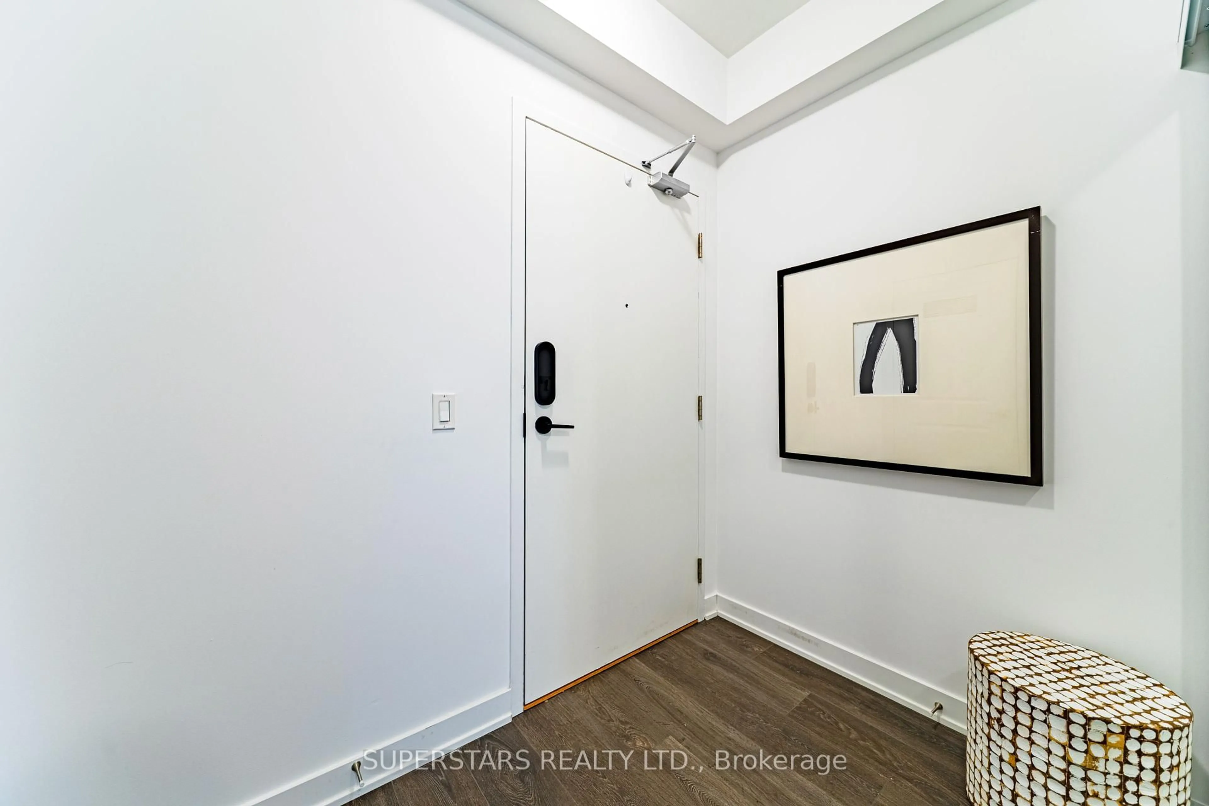 Indoor entryway for 85 Oneida Cres #407, Richmond Hill Ontario L4B 0H4