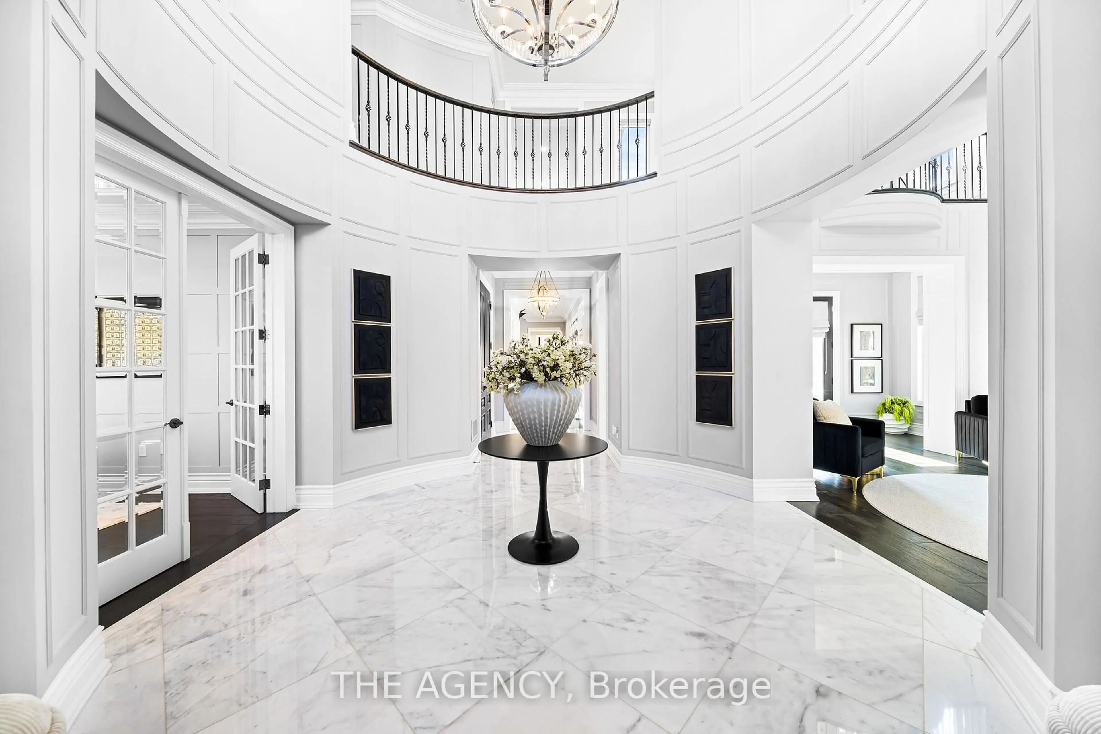 Indoor foyer for 18 Westbrooke Blvd, King Ontario L0G 1N0