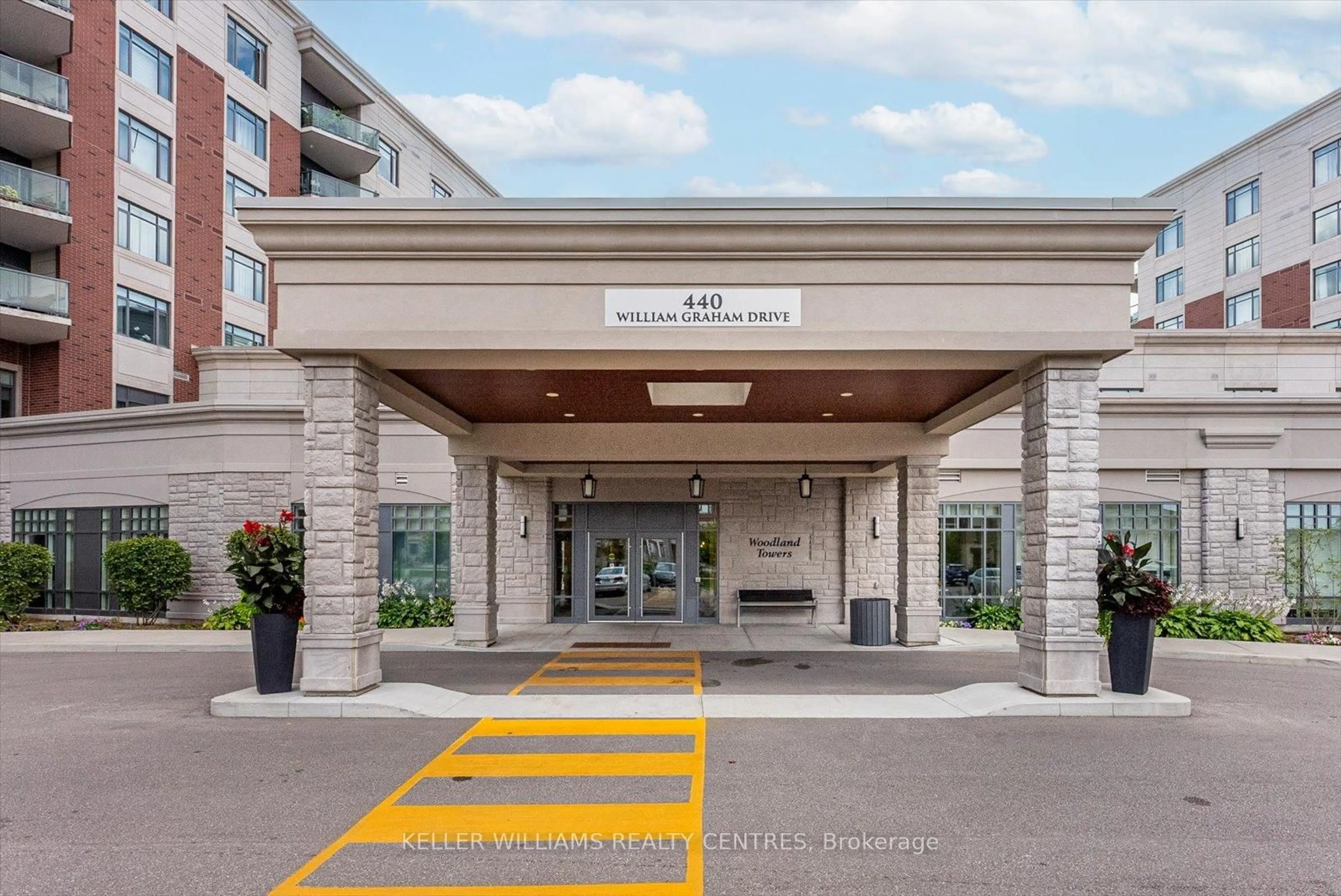 Indoor foyer for 460 William Graham Dr #502, Aurora Ontario L4G 1X9