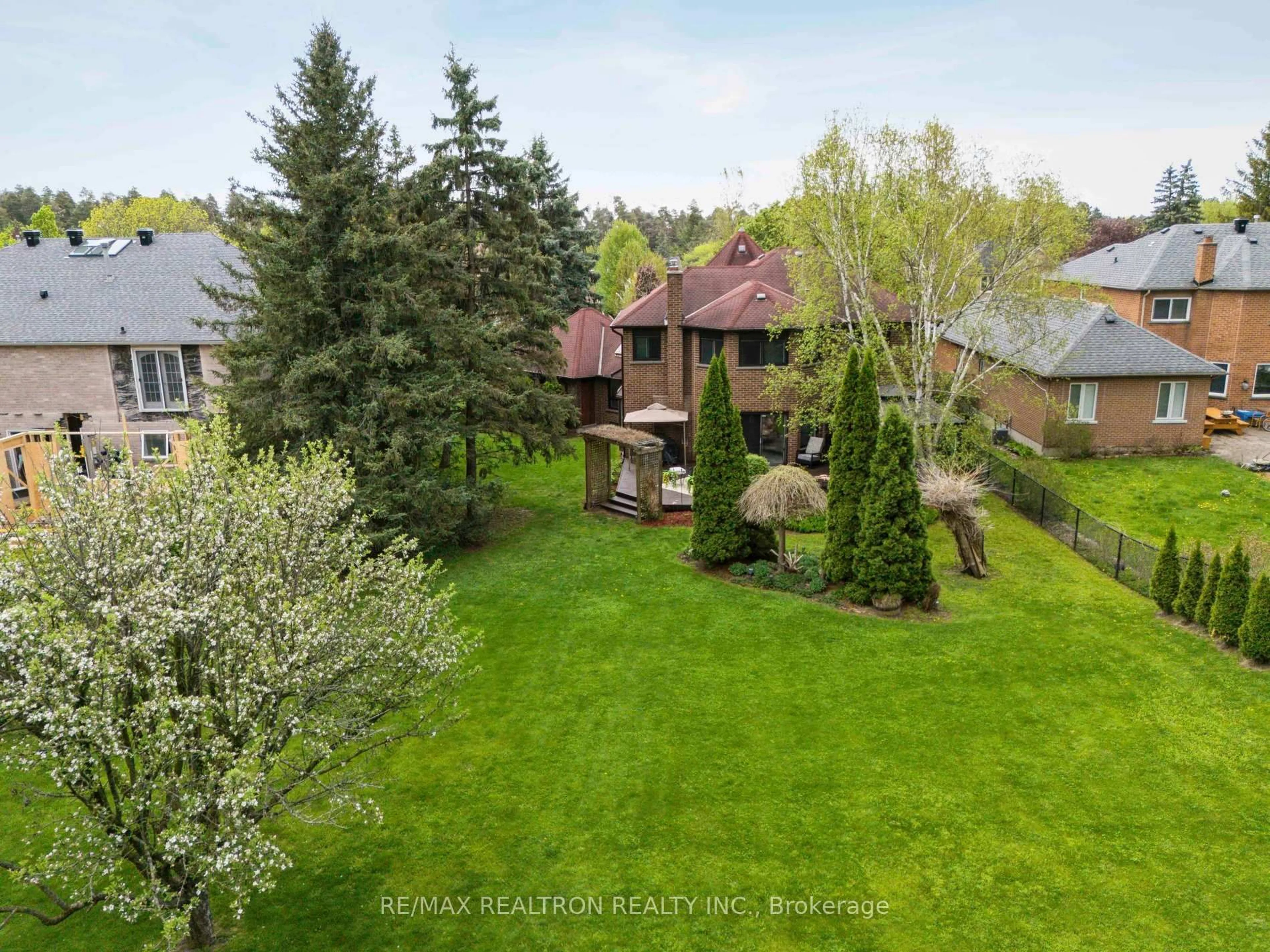 A pic from outside/outdoor area/front of a property/back of a property/a pic from drone, forest/trees view for 41 Bloomfield Tr, Richmond Hill Ontario L4E 2K5