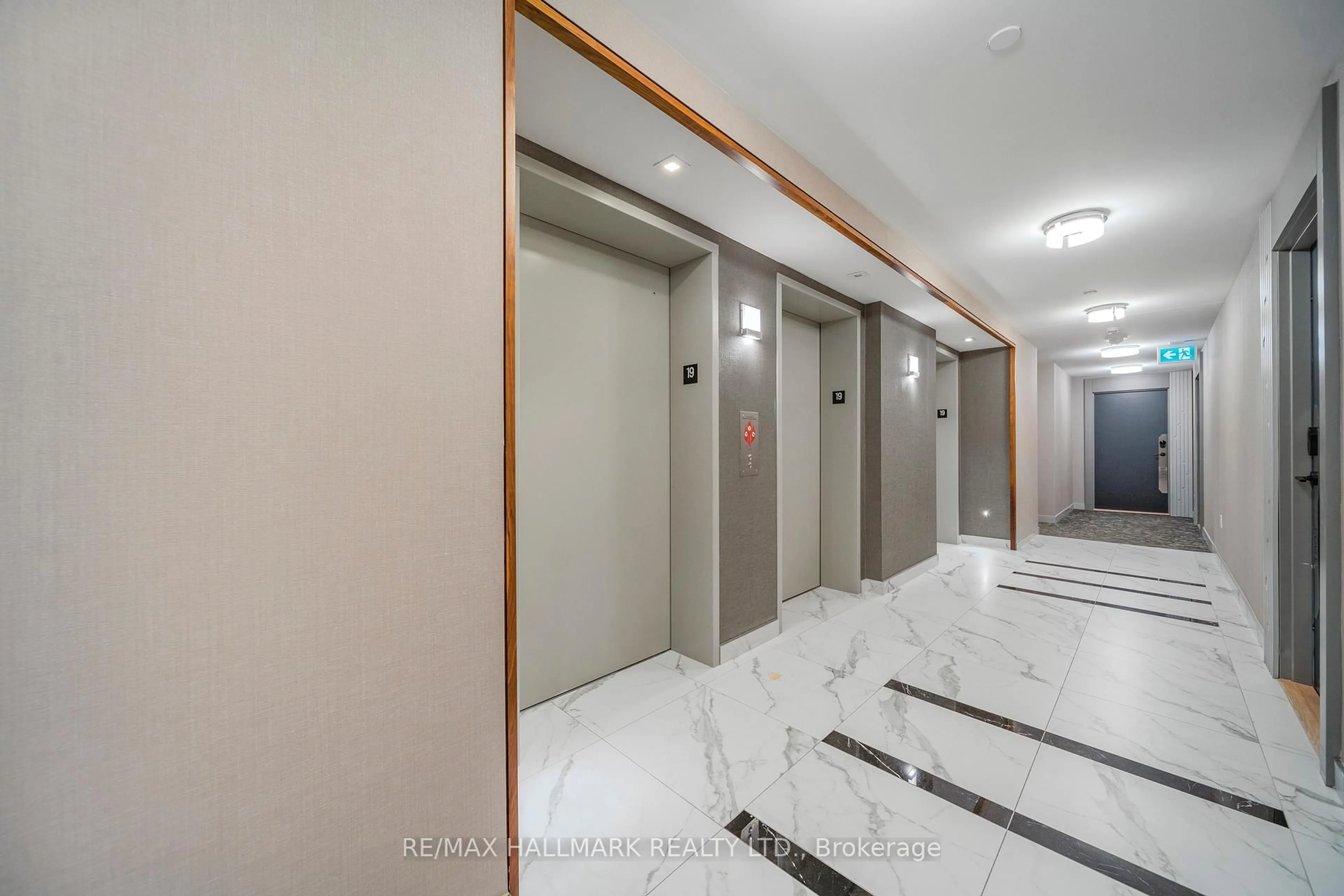 Indoor foyer for 105 Oneida Cres #1911, Richmond Hill Ontario L4B 0H6