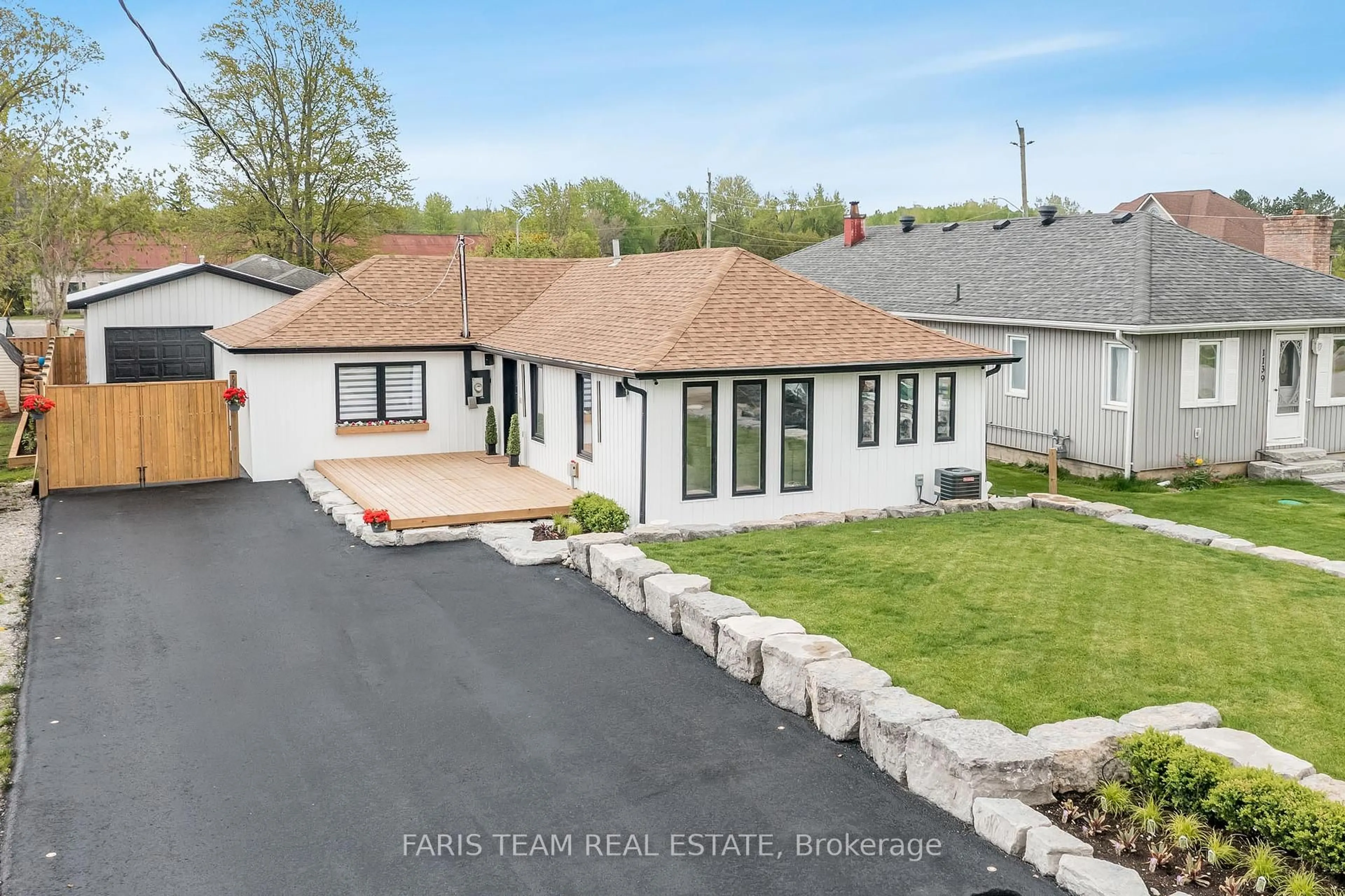 A pic from outside/outdoor area/front of a property/back of a property/a pic from drone, street for 1135 Poplar Dr, Innisfil Ontario L0L 1R0