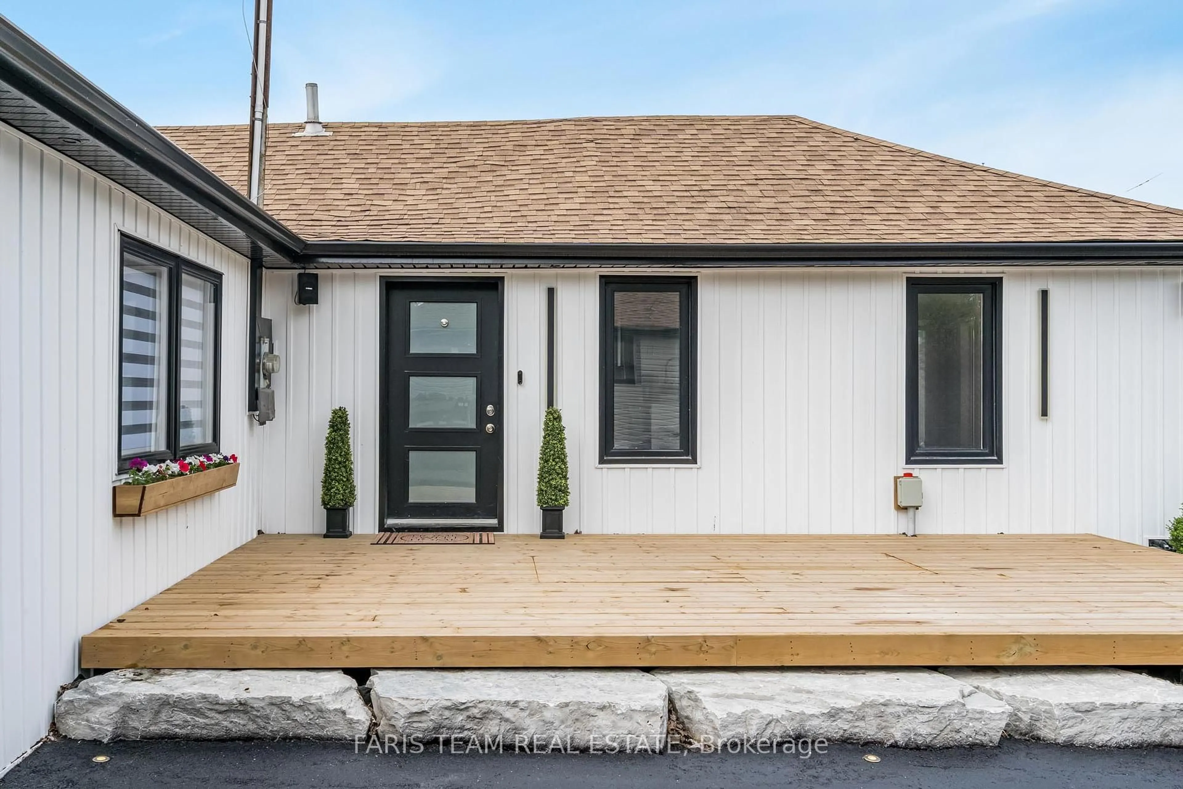 Home with vinyl exterior material, street for 1135 Poplar Dr, Innisfil Ontario L0L 1R0